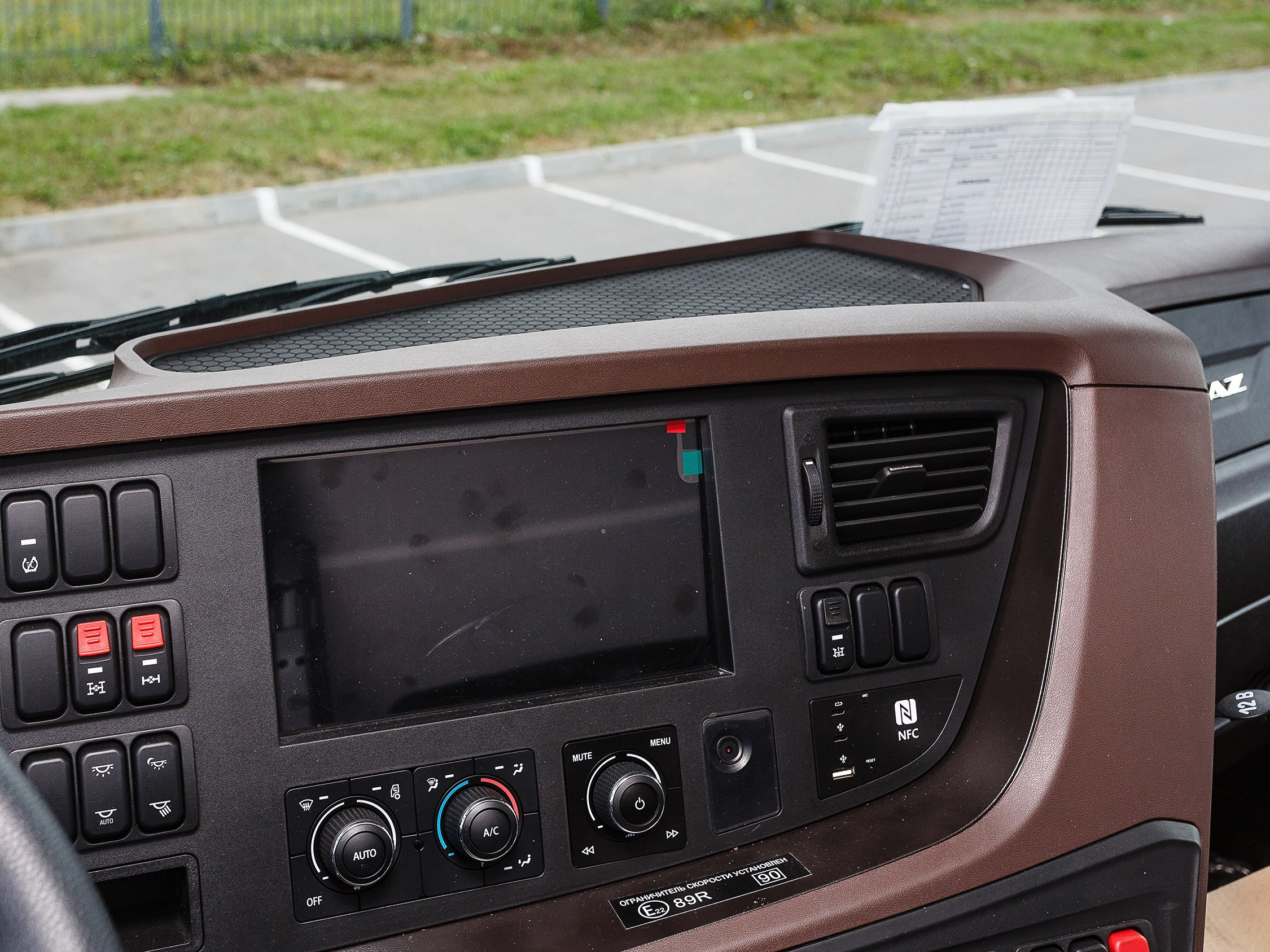 Профессиональная съёмка легковых автомобилей и большегрузов для продажи и контента. Выездная фотосессия спецтехники в Санкт-Петербурге. Репортажный фотограф Сергей Пушкин в СПб. Промышленная фотосъёмка авто. Фотограф для дилеров и производителей. 