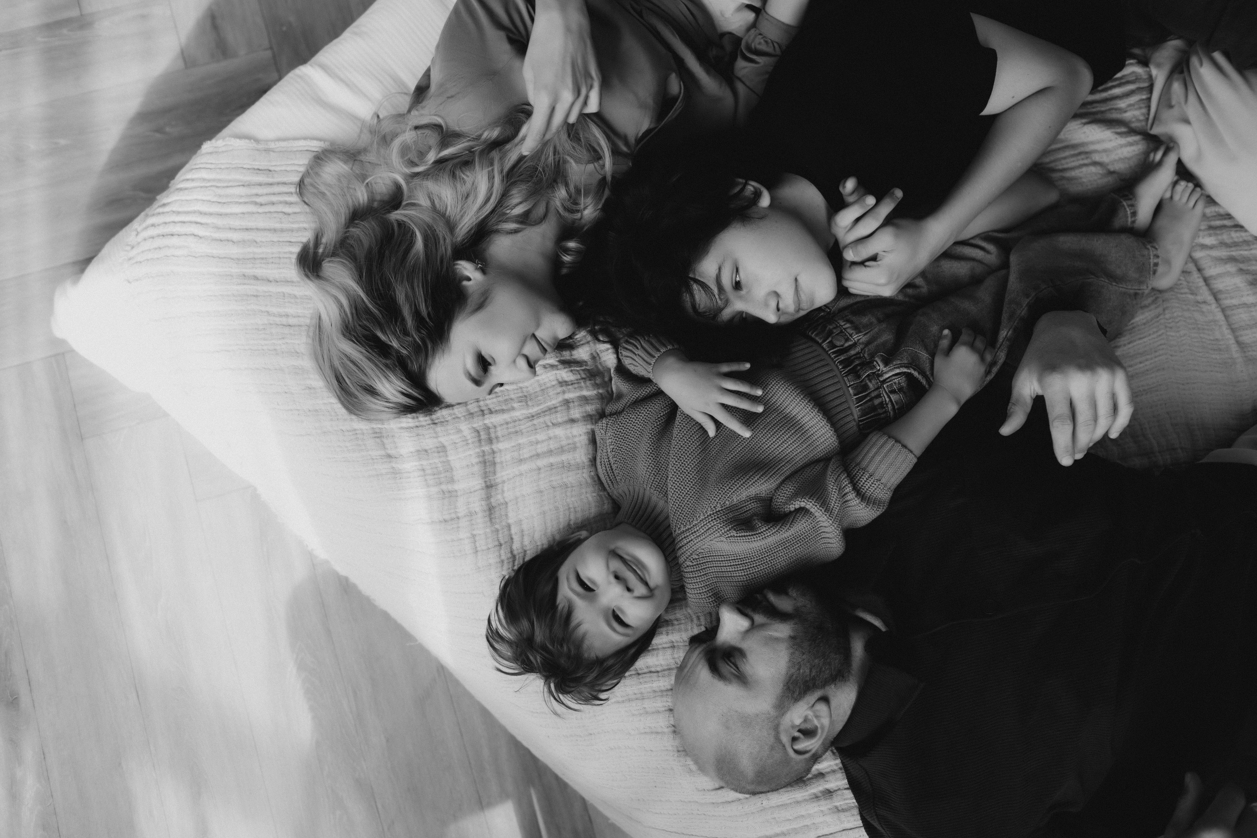 Семейная фотосессия в студии «Scandi». Семейный фотограф в Челябинске Ксения Зубкова