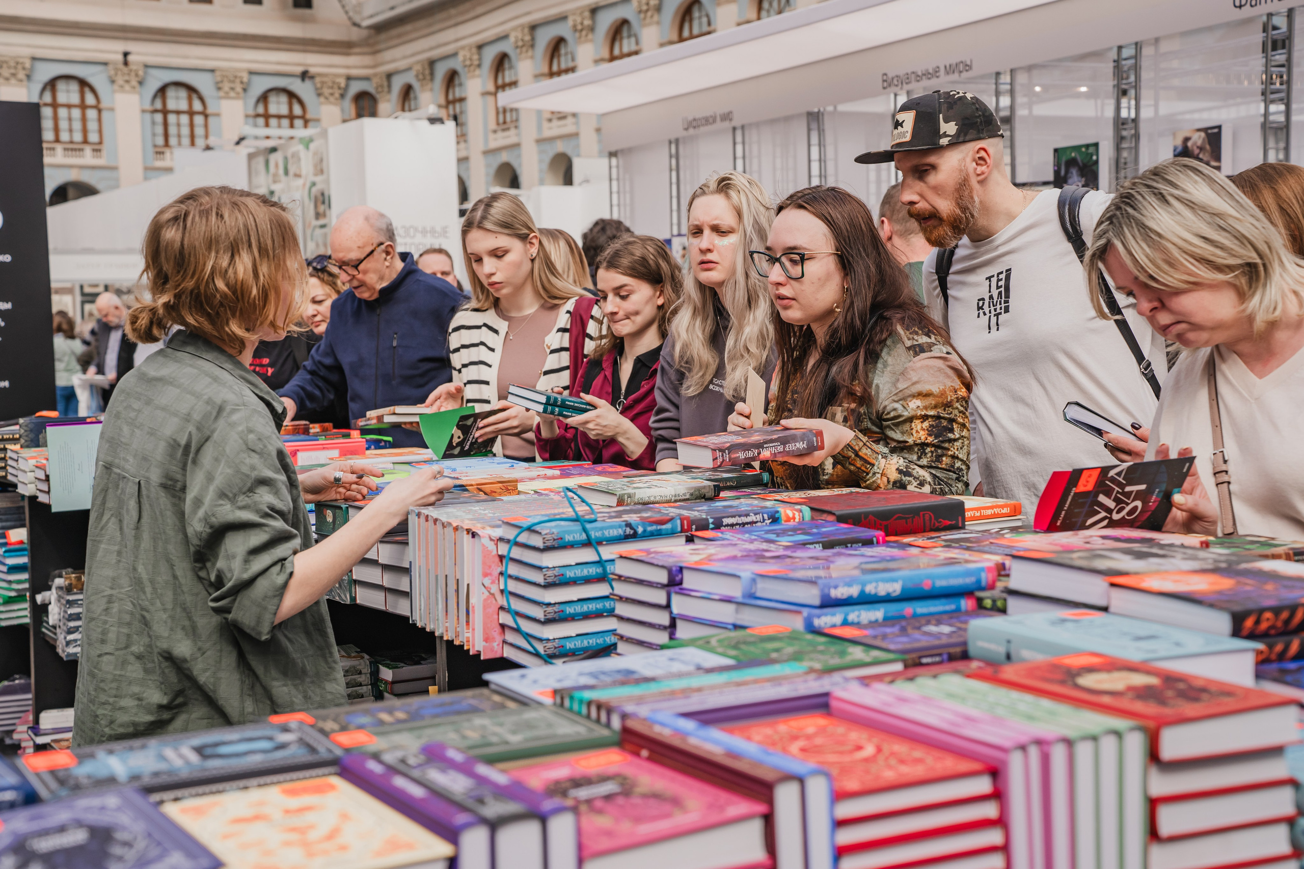 МИФ Non/fictio№ 2025 стенды. Репортажный фотограф Анастасия Рубцова