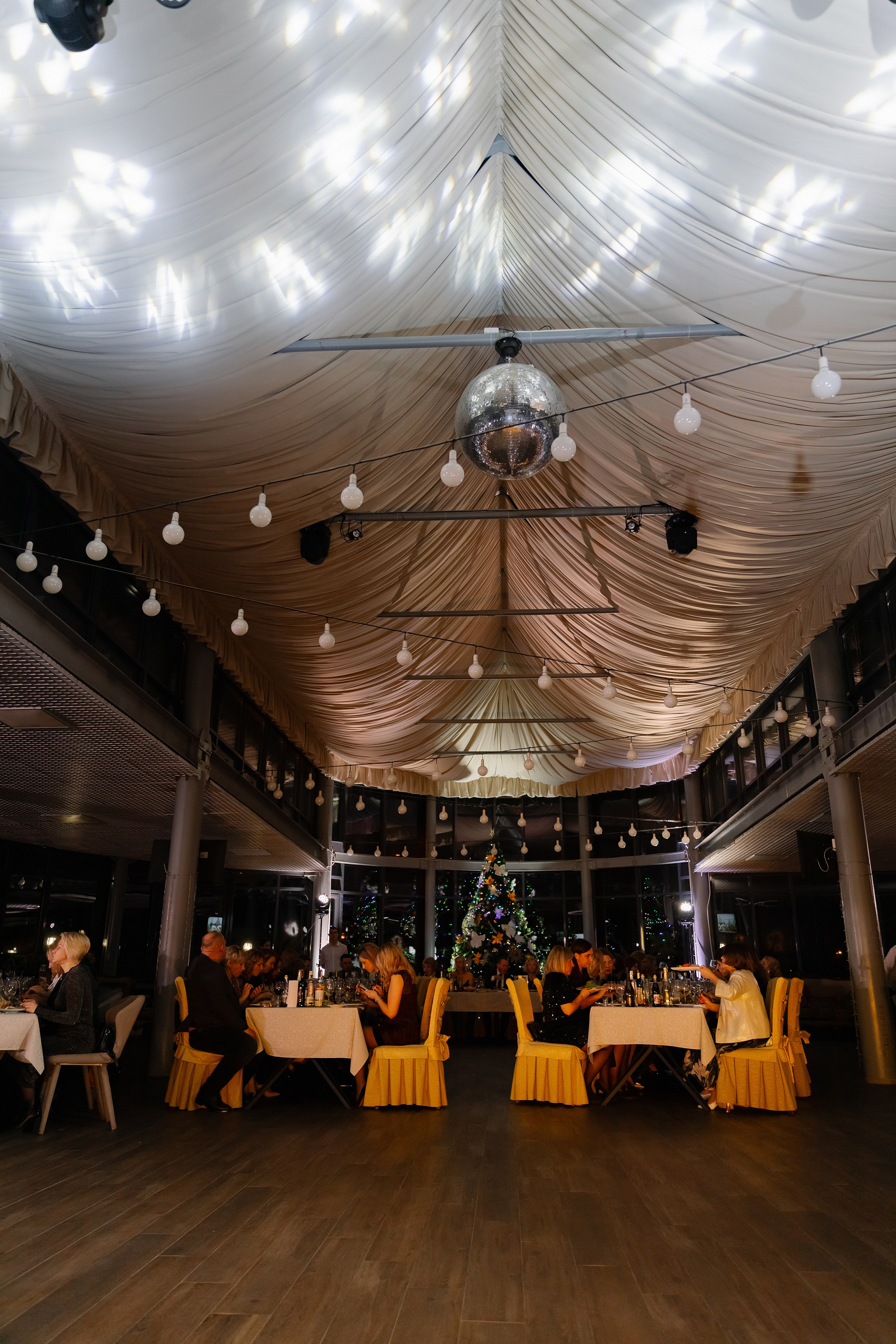 Корпоративная новогодняя фотосъемка для BELARUSBANK в Ресторане «Урарту». Свадебный фотограф в Минске/Беларуси Сергей Спиридонов