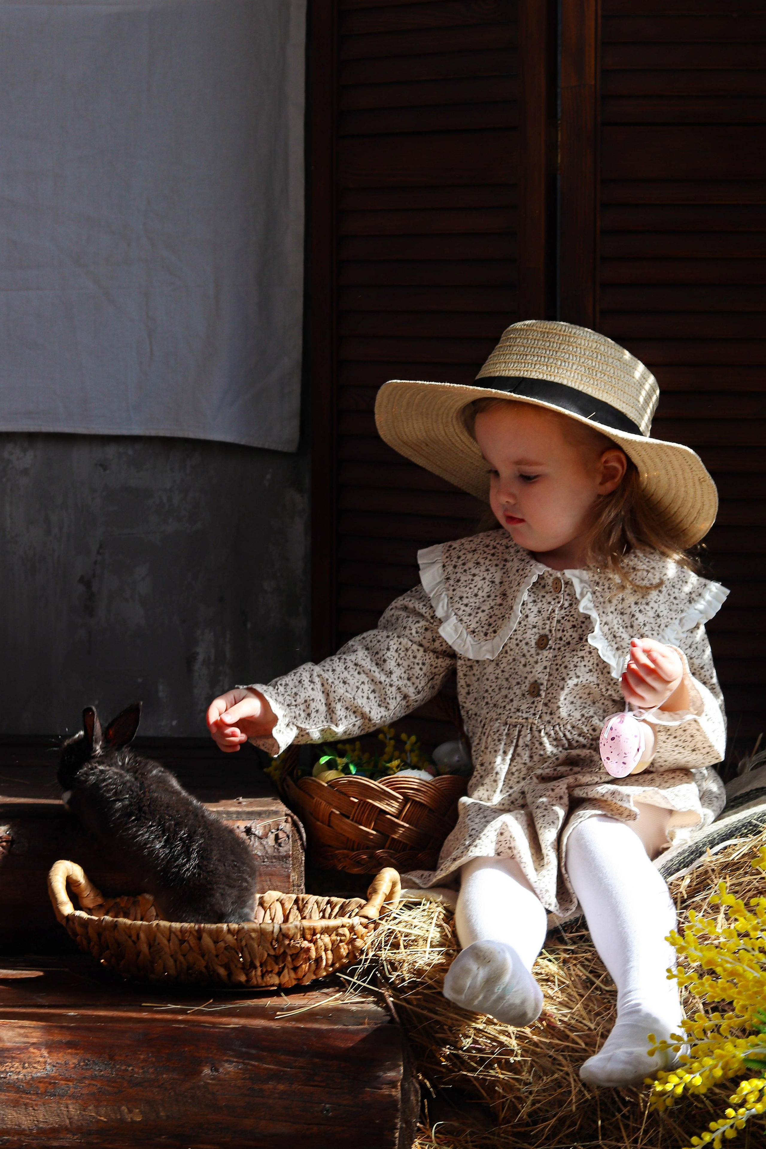 пасхальная фотосессия детская съёмка кролики яйца корзинки ферма