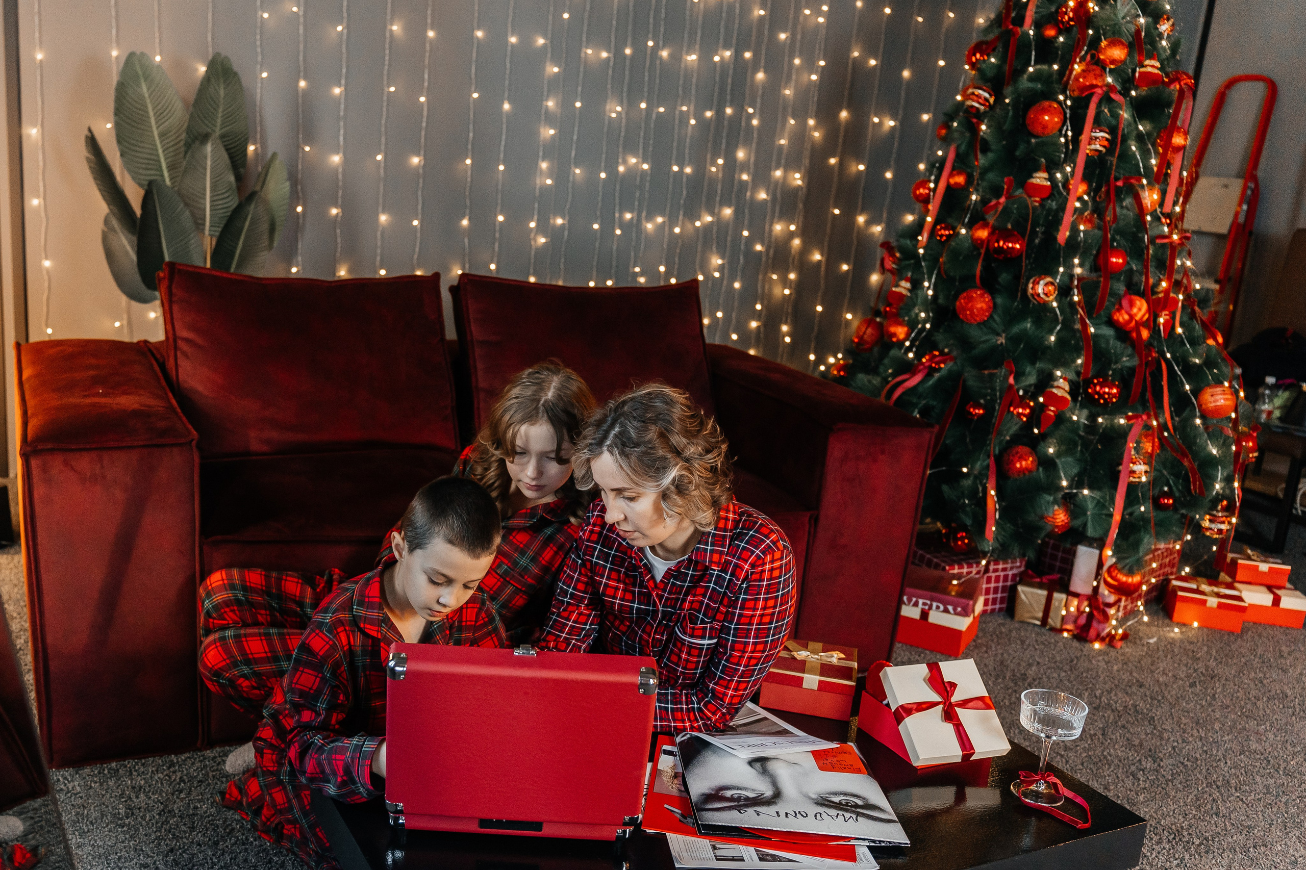 Ночь перед Рождеством. Для тех, кто не ждёт удачи, а создаёт её. Каждая фотосессия — это твой момент, твой стиль, твой успех. 📸