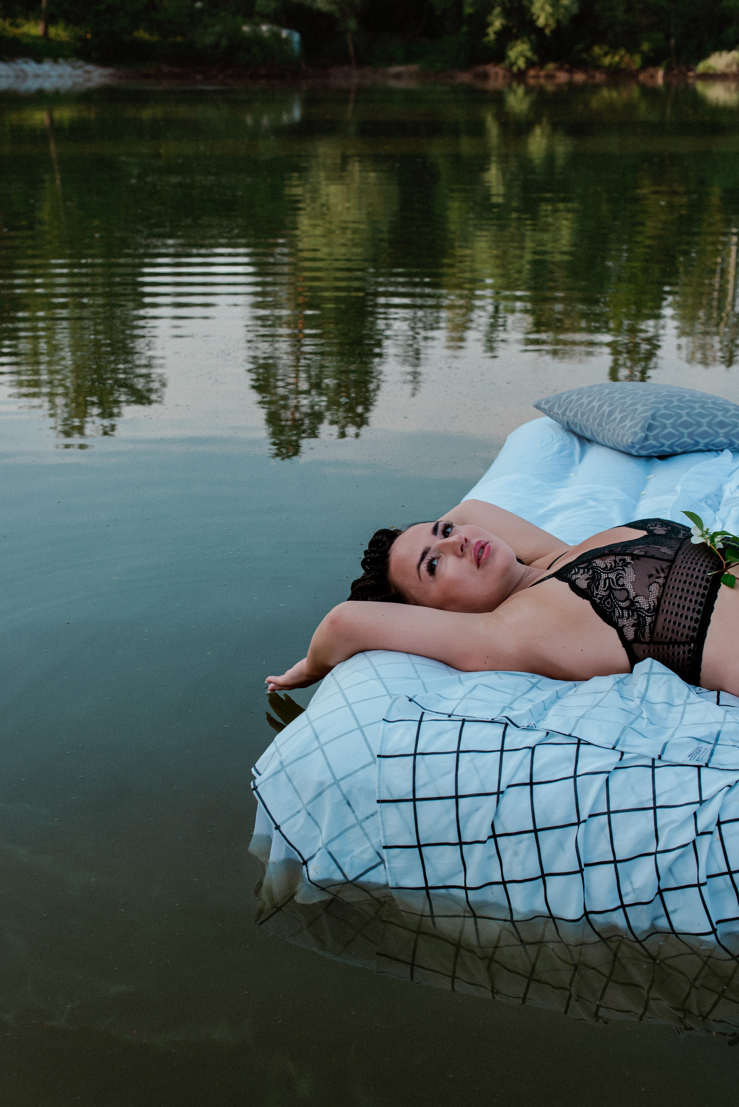 Анастасия на водоеме