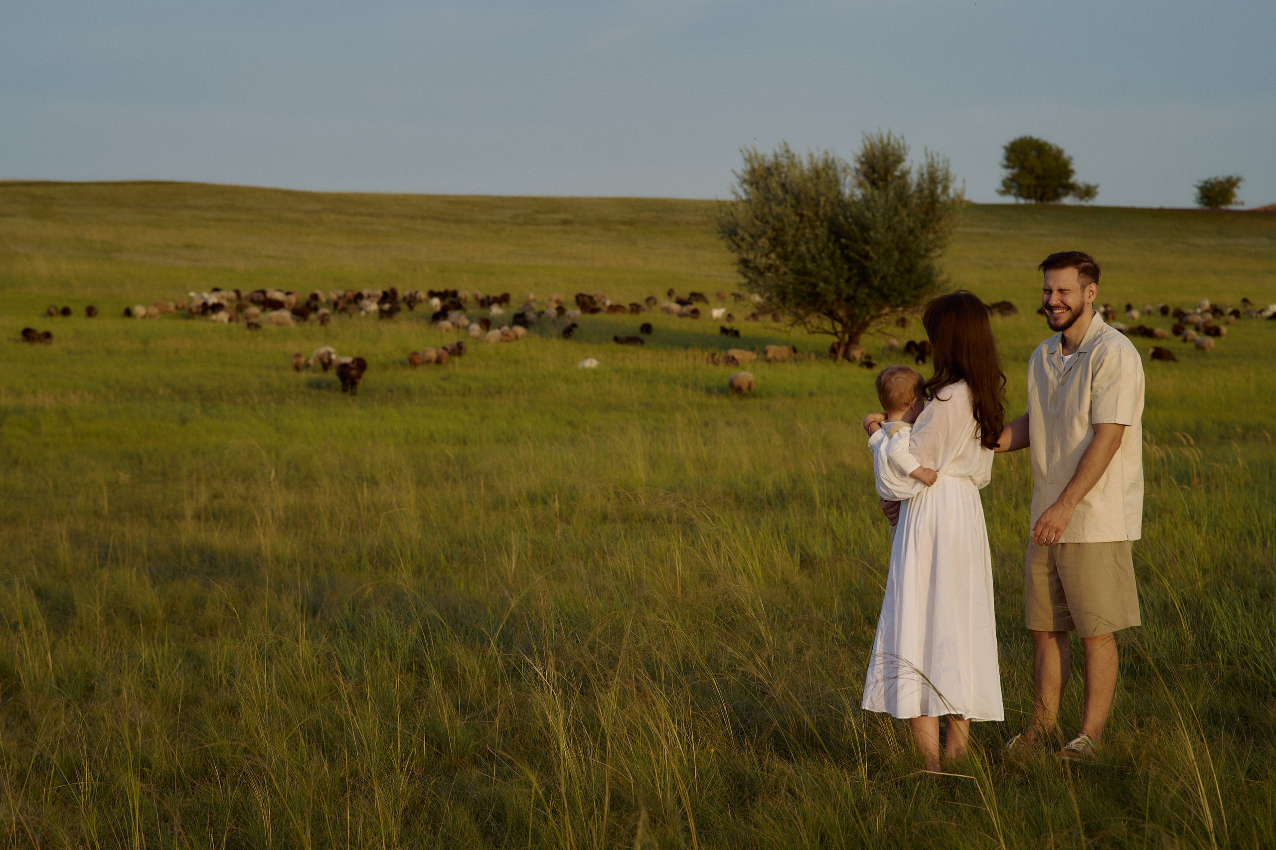 Шамиль, Аня и Марс в поле с барашками. Семейный и свадебный lifestyle-фотограф в Москве Мария Петрова