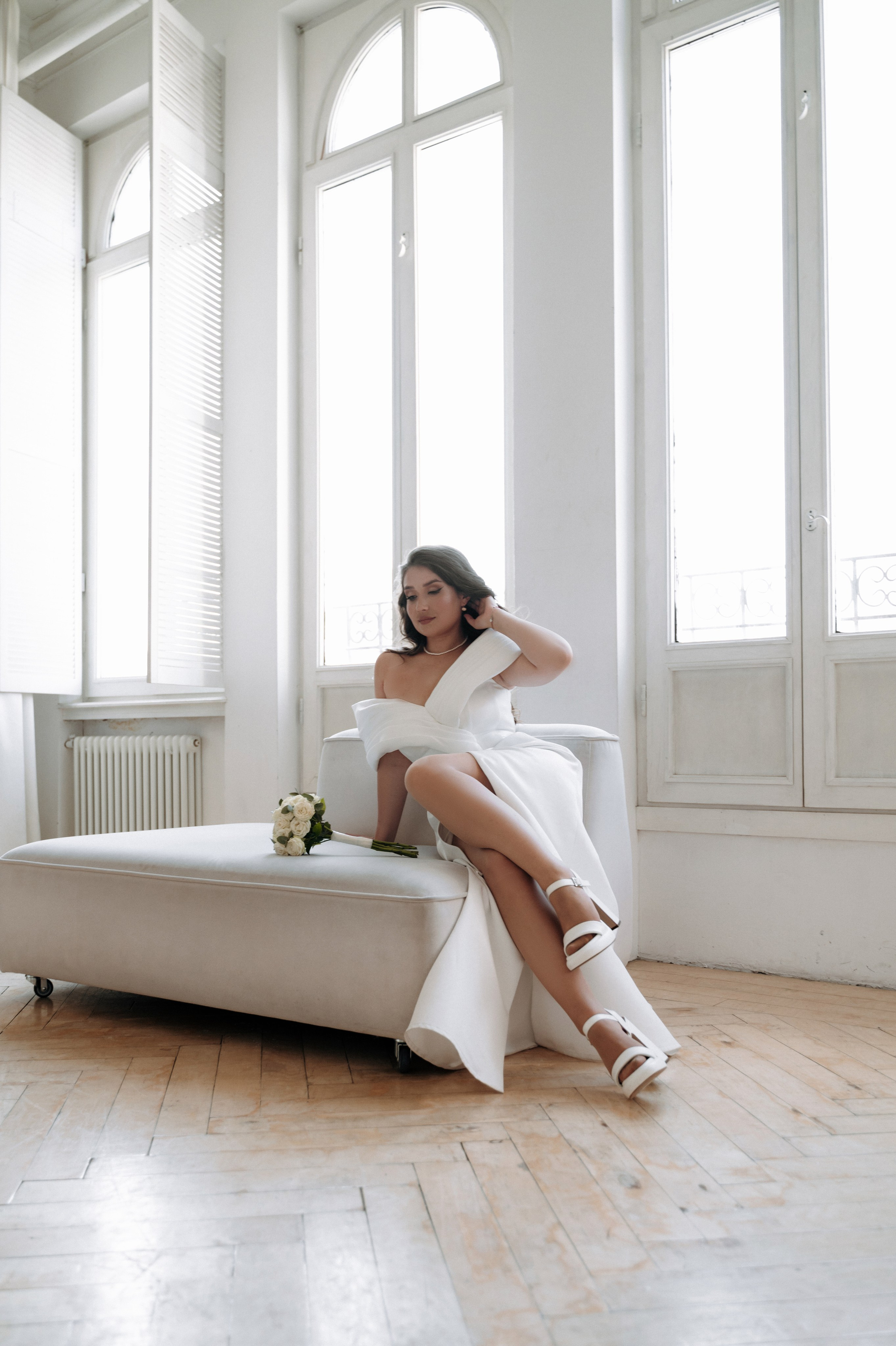 Фотосессия в фотостудии с огромными винтажными окнами. Красивая невеста в светлой студии