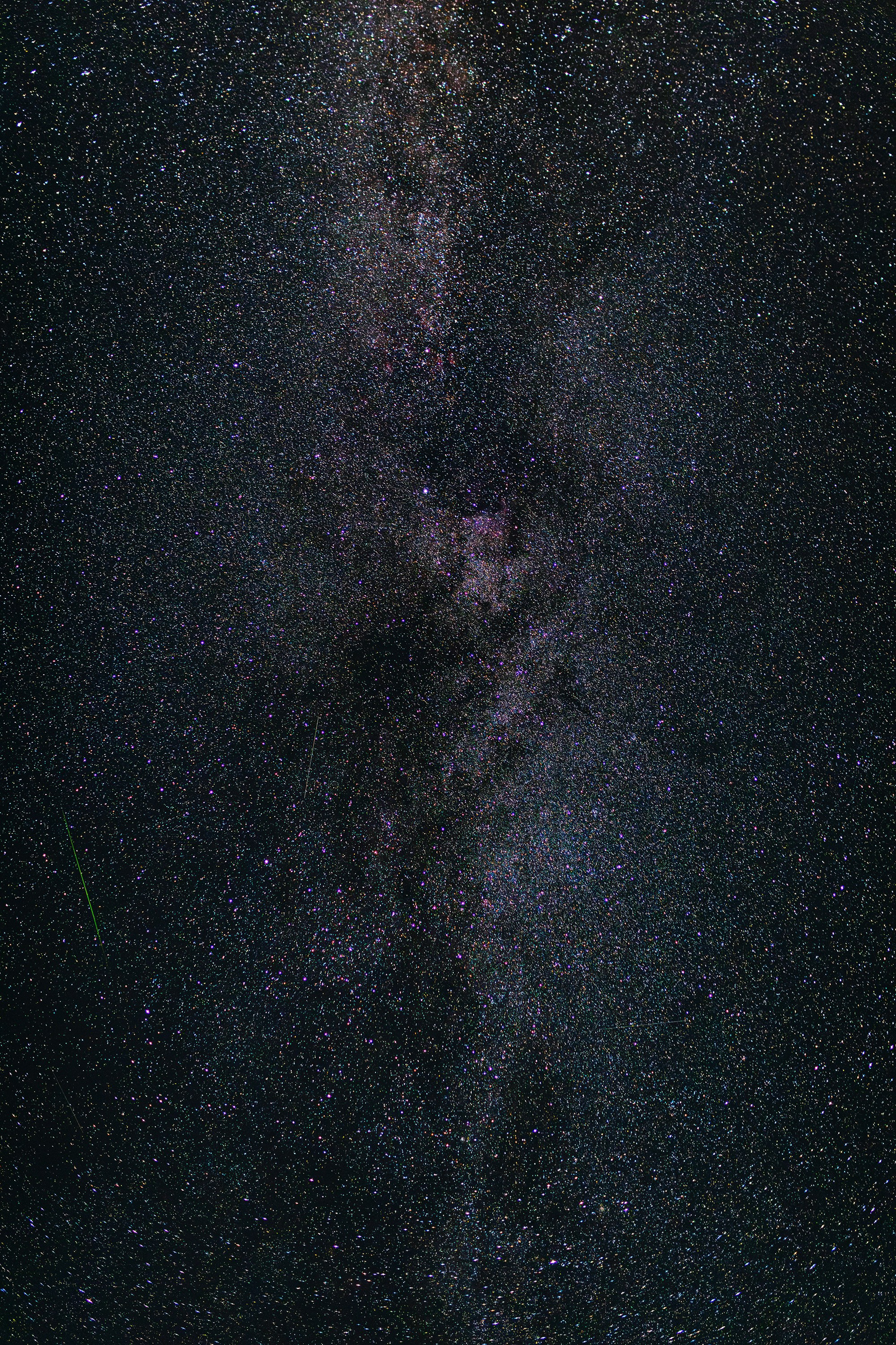 Персеиды в августе, астрофотография с летним звездопадом в вертикальном HD формате