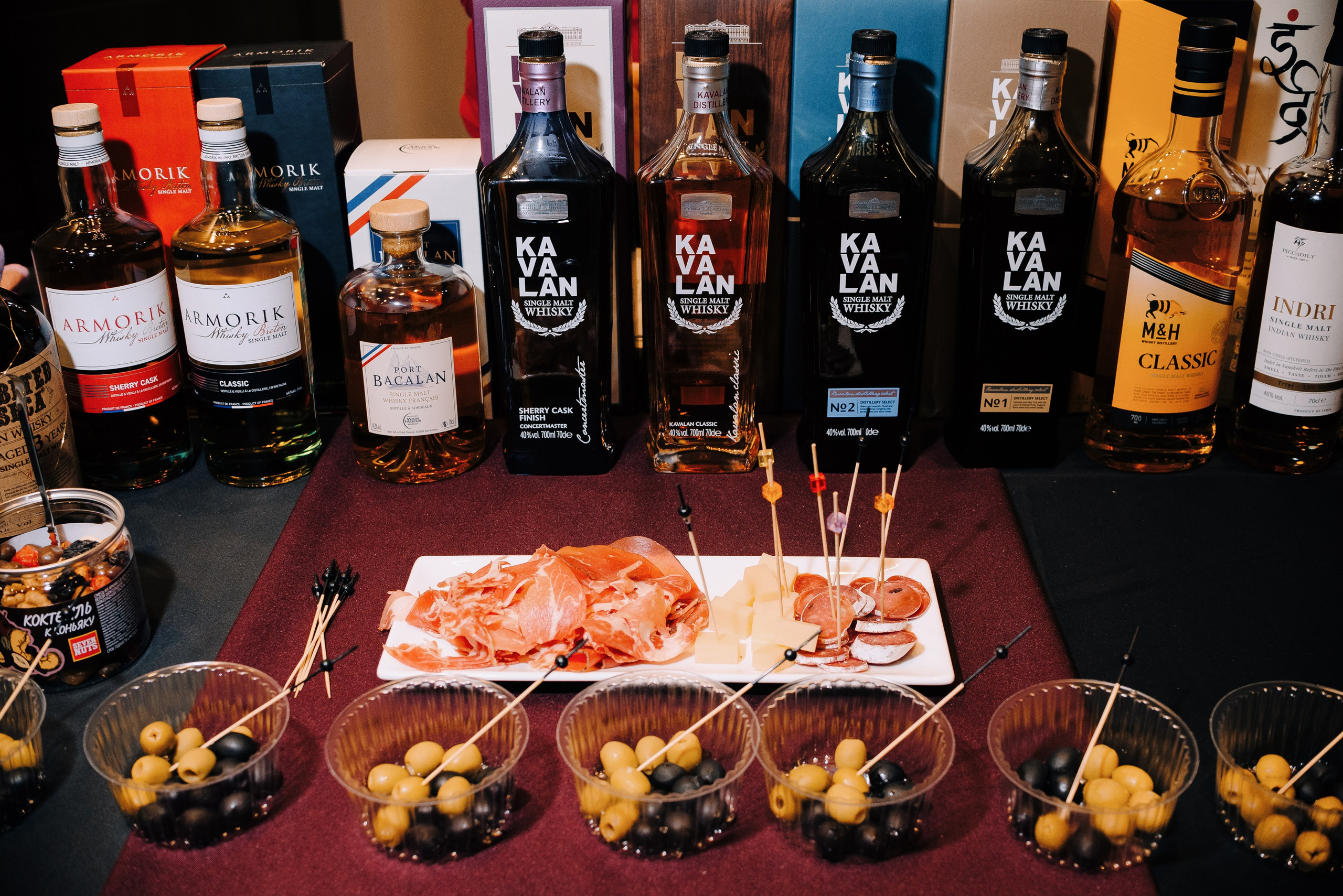 ФЕСТИВАЛЬ ВИНА И КРЕПКИХ НАПИТКОВ МАВТ-ВИНОТЕКА. Репортажный фотограф Зуев Роман г. Челябинск