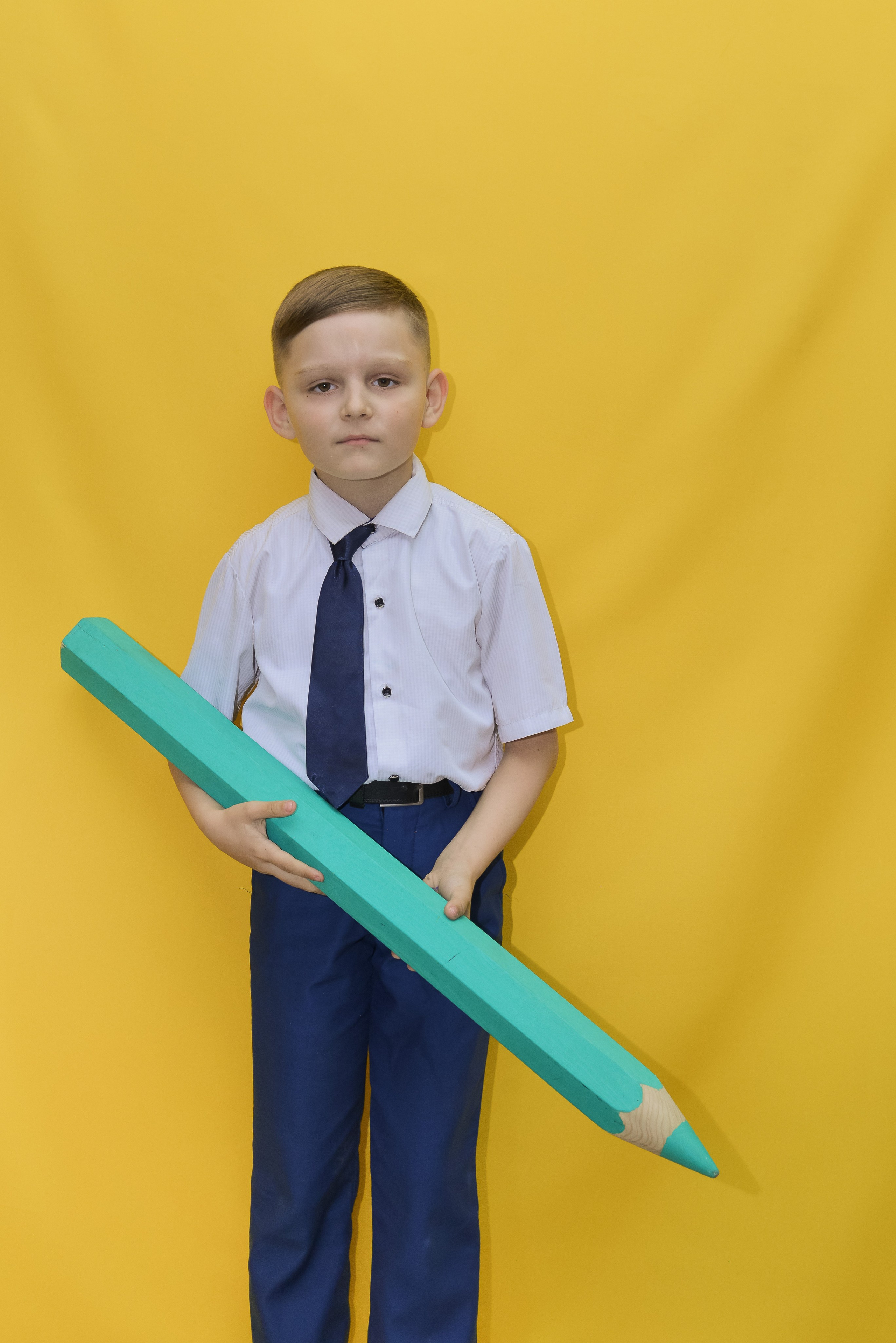 2 класс. На жёлтом фоне. «Веселые карандаши». Детский и школьный фотограф в Костанае Рабига Сейткенова