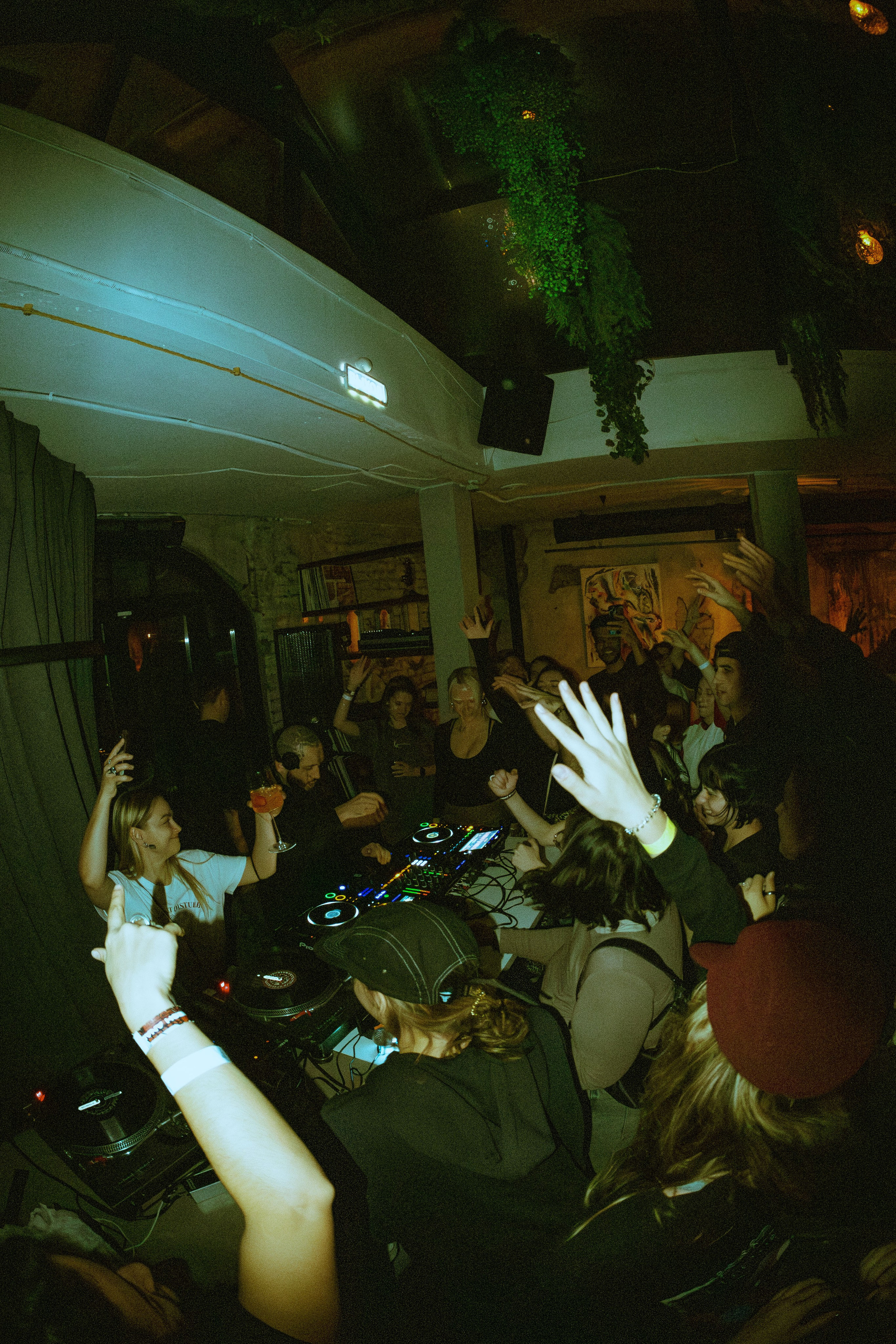 TVORINAPARTY (@youlovebu). Соня бу тебя сфоткала