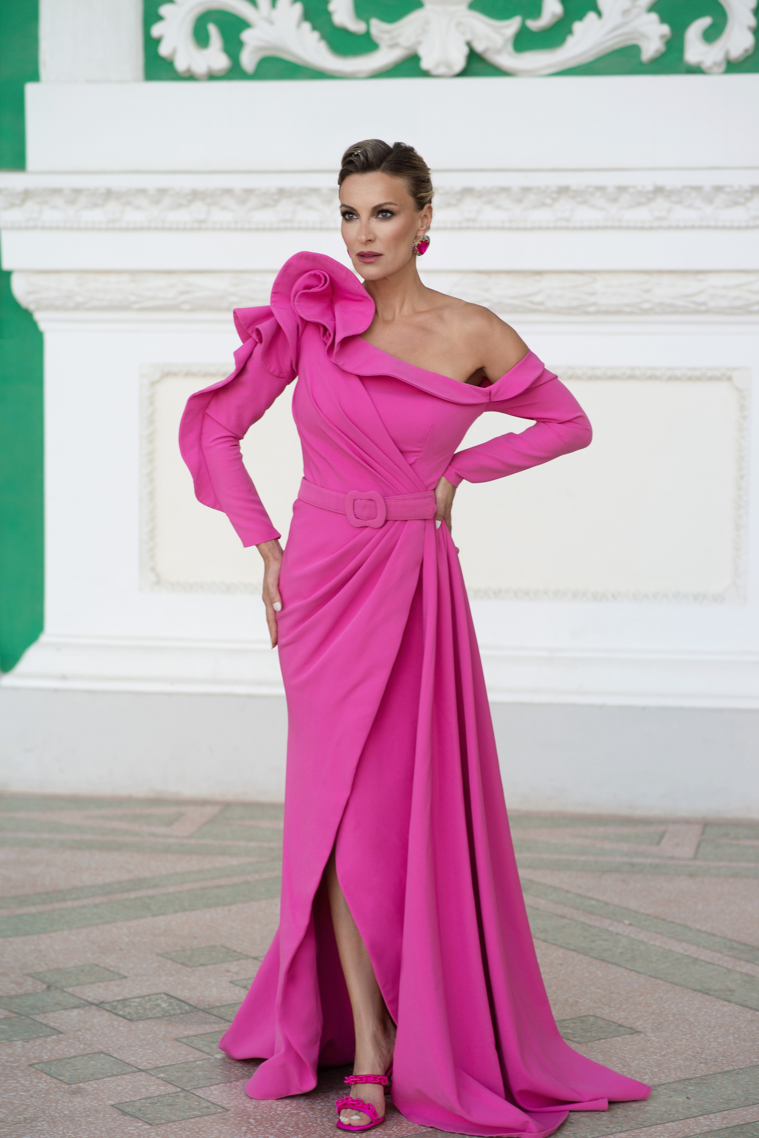 Женский фотограф Елена Вакуленчик, фотосессия блондинки в розовом на ВДНХ