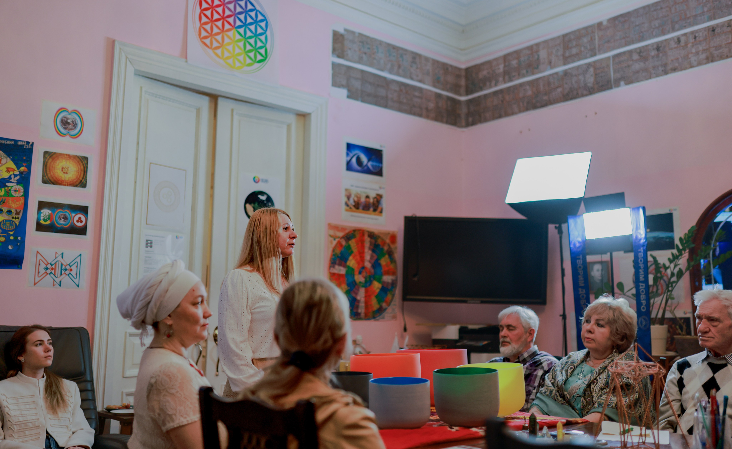 Встреча эзотериков и учёных. Фотограф репортажей и стритфотосессий в Москве Людмила Смирнова