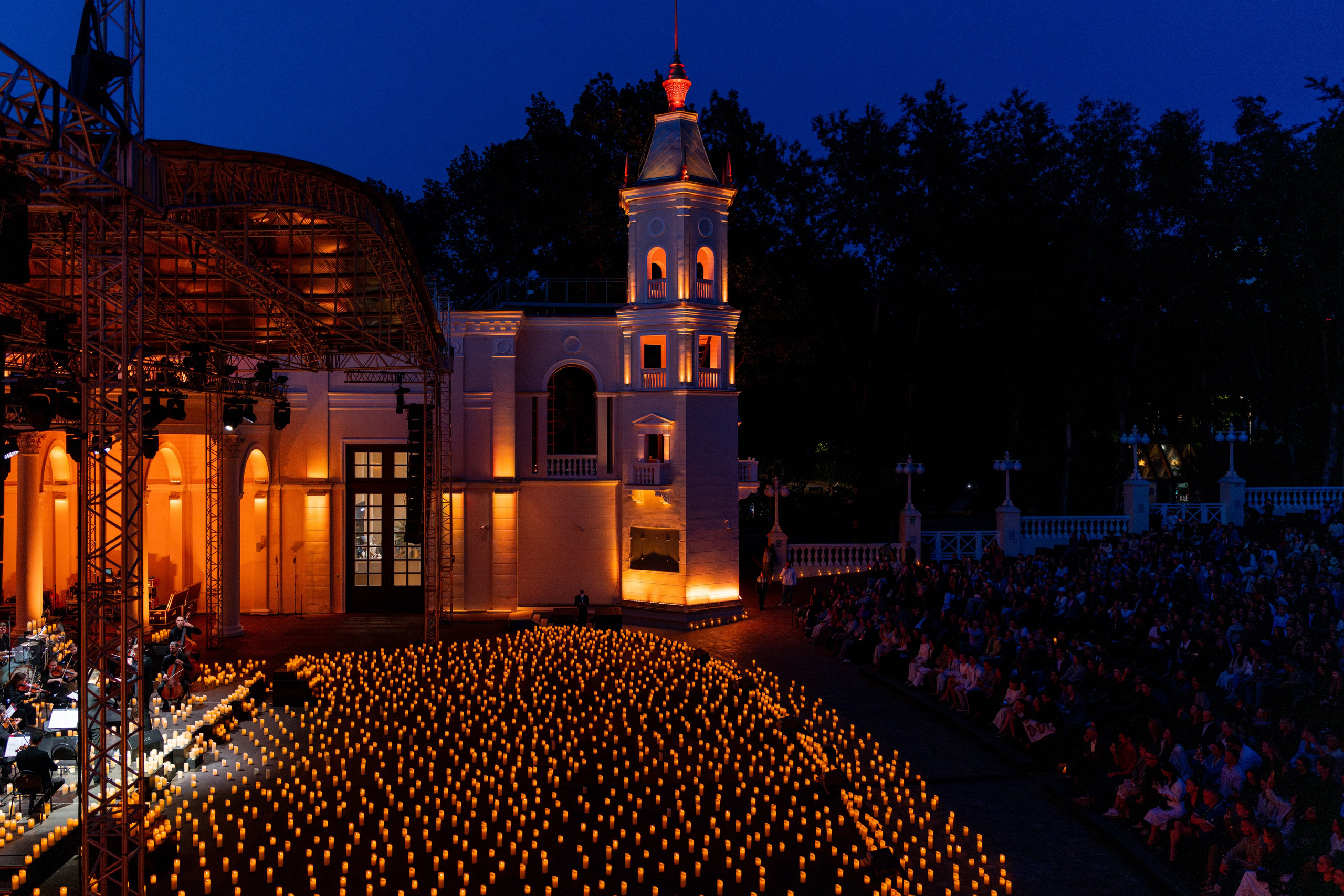 Симфонический оркестр Lumisfera при свечах. Фотограф Никита Комаров