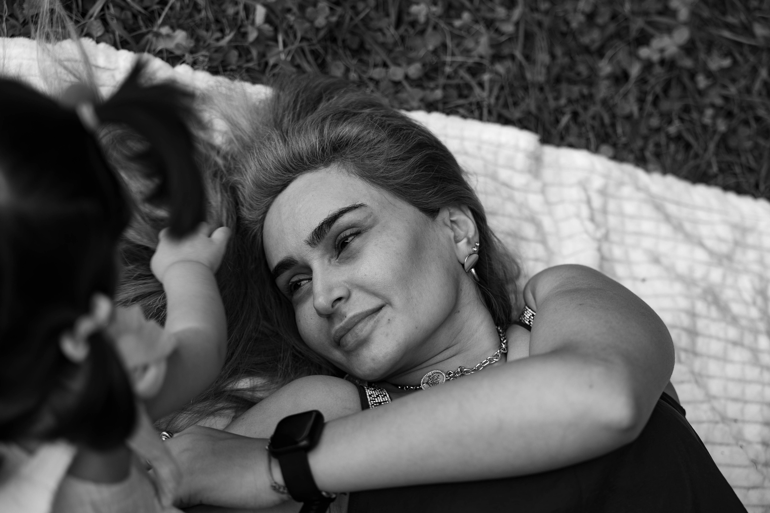 Прогулка мамы и дочки в парке