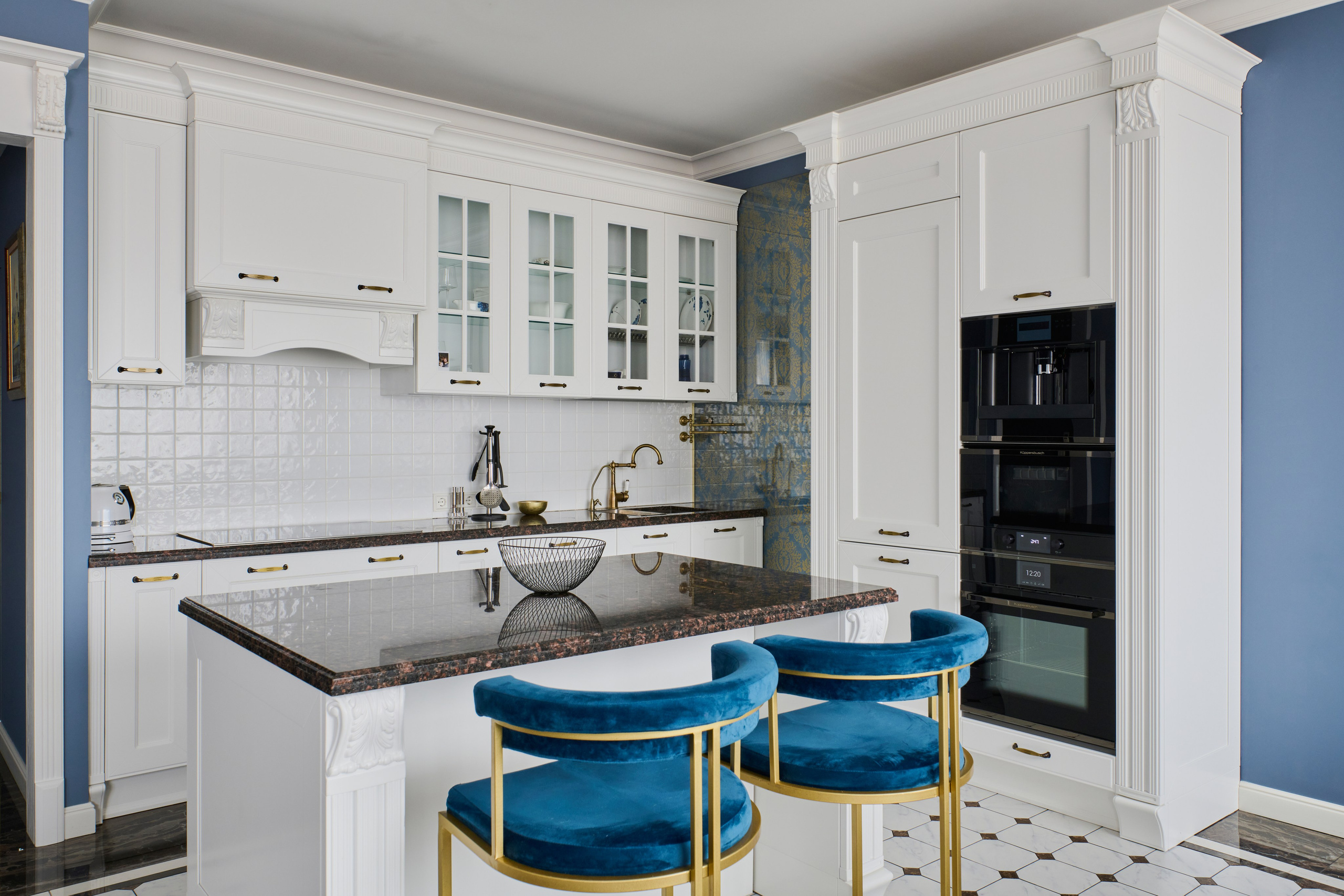 Кухонный остров с двумя синими барными стульями и витринами