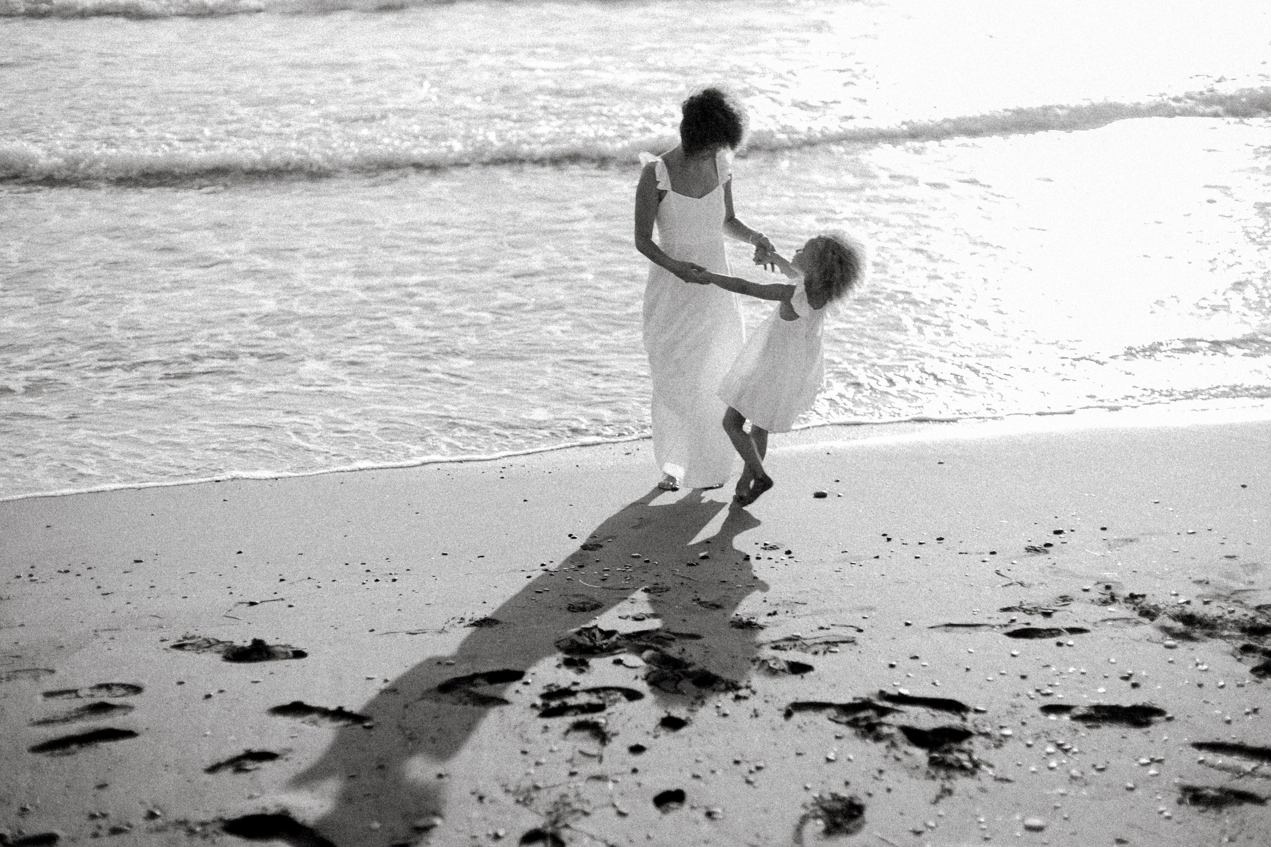 Sandy toes and family smiles. Katerina Nord | Wedding and Couple Photographer in Germany and Europe