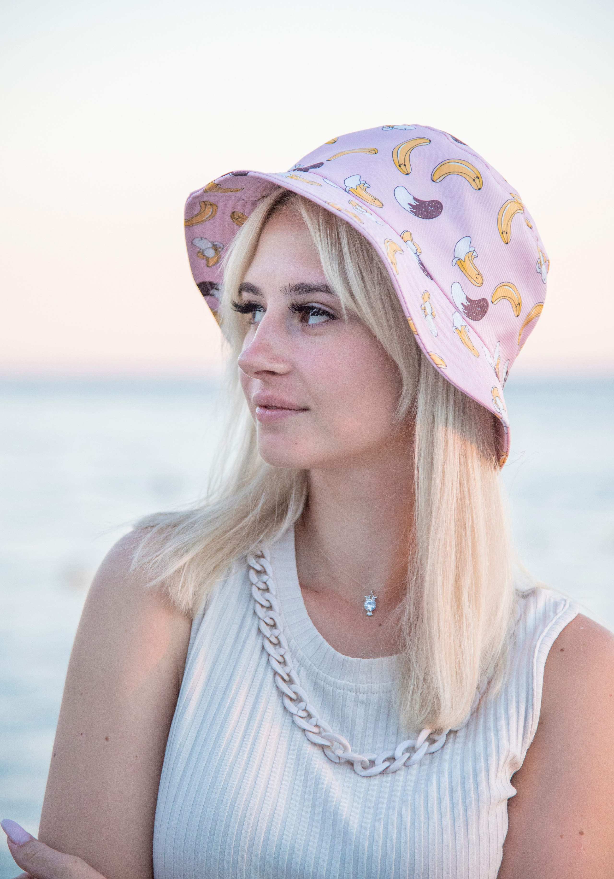 Милая блондинка, волосы до плеч, длинные ресницы, панама, пляж, посёлок Лазоревское, закат, море