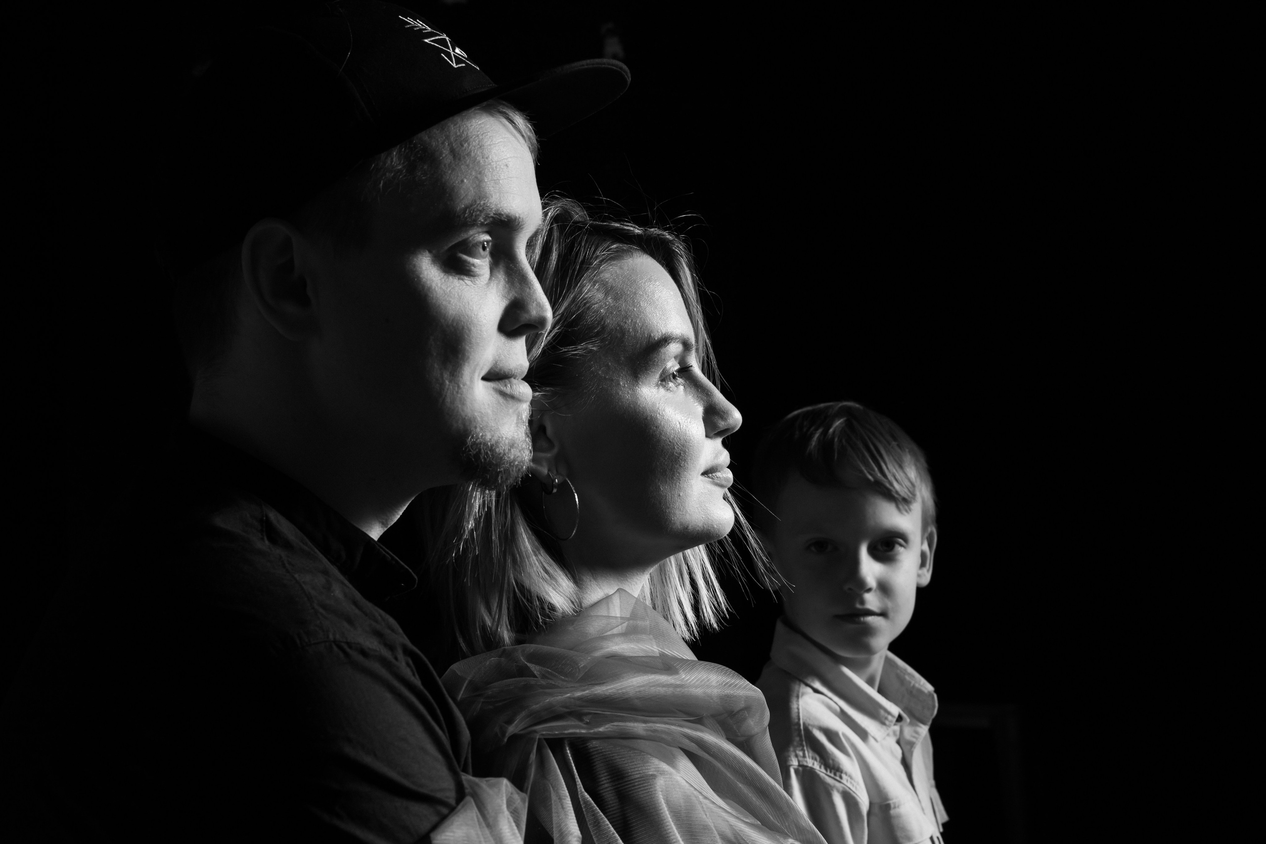 Семейный портрет на фоне. Фотограф в Тюмени Даша Михнова. Портреты, фотопроекты, фотодни