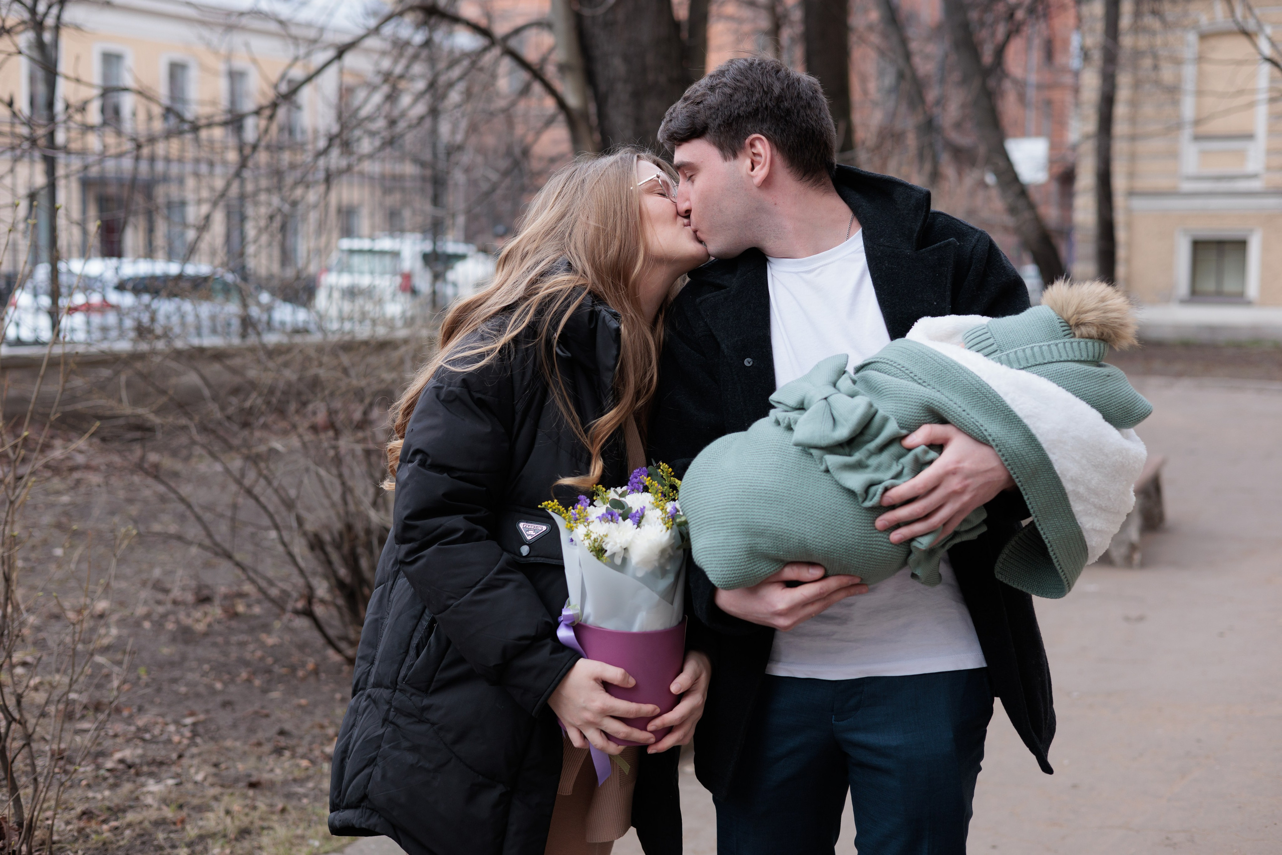 Весенняя выписка из 6 роддома. Фотограф на выписку из роддома в Санкт-Петербурге