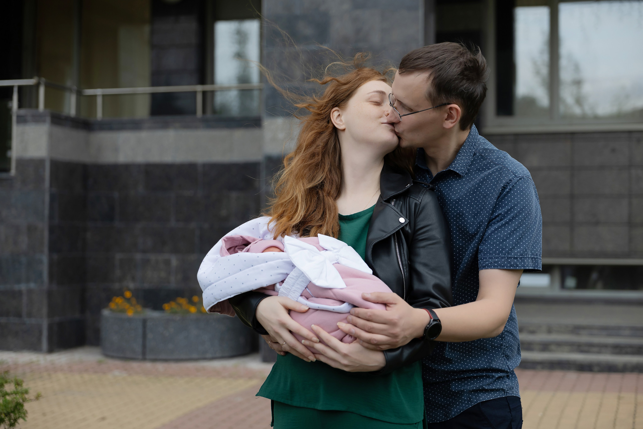 Осенняя выписка из Алмазова. Фотограф на выписку из роддома в Санкт-Петербурге