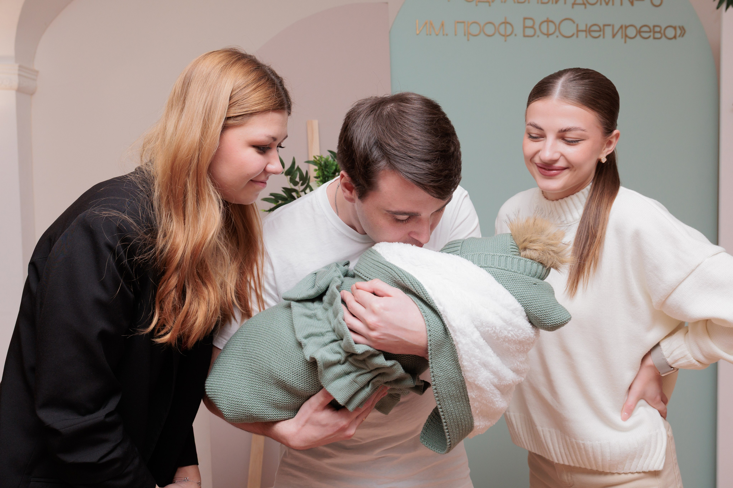 Весенняя выписка из 6 роддома. Фотограф на выписку из роддома в Санкт-Петербурге