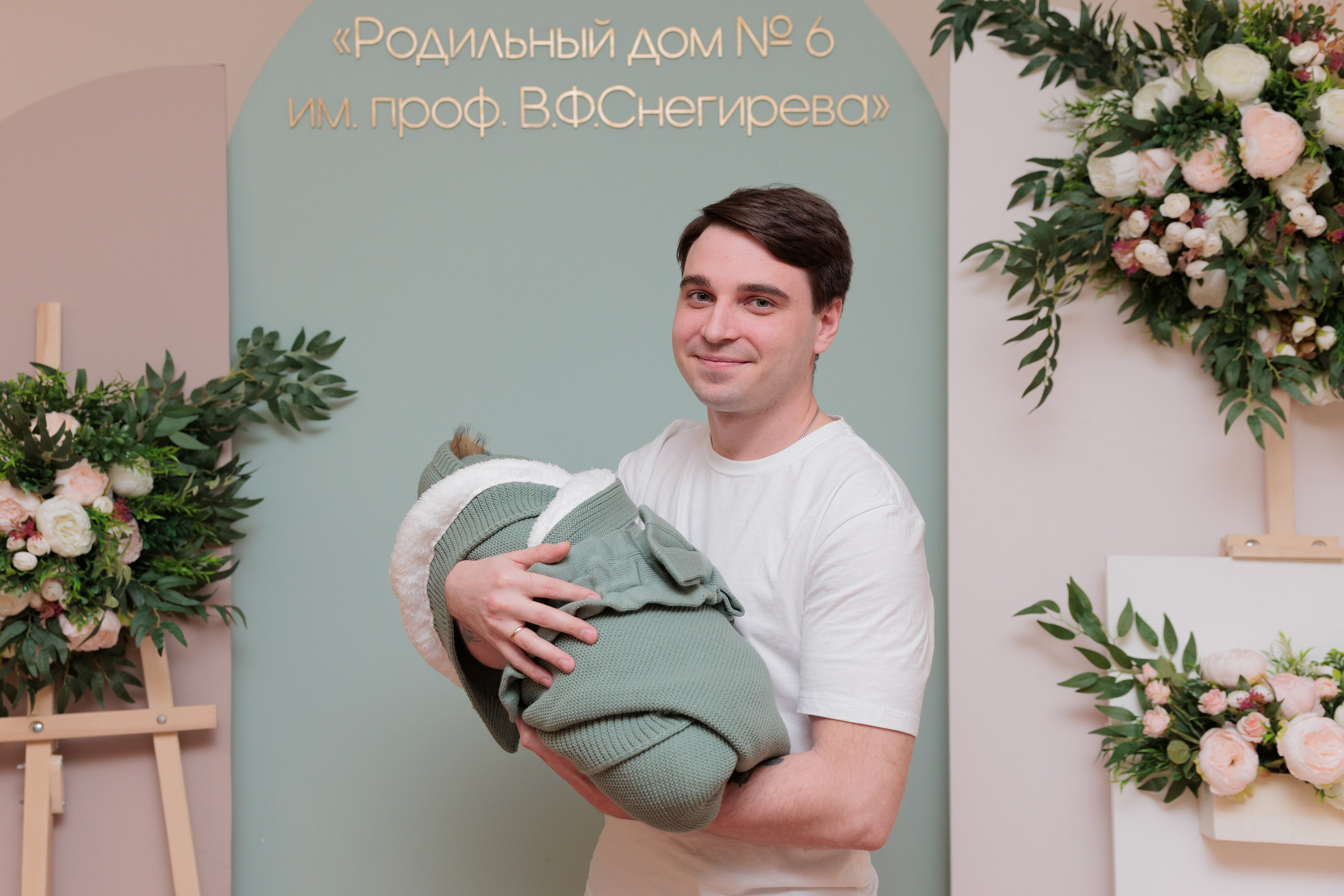 Весенняя выписка из 6 роддома. Фотограф на выписку из роддома в Санкт-Петербурге