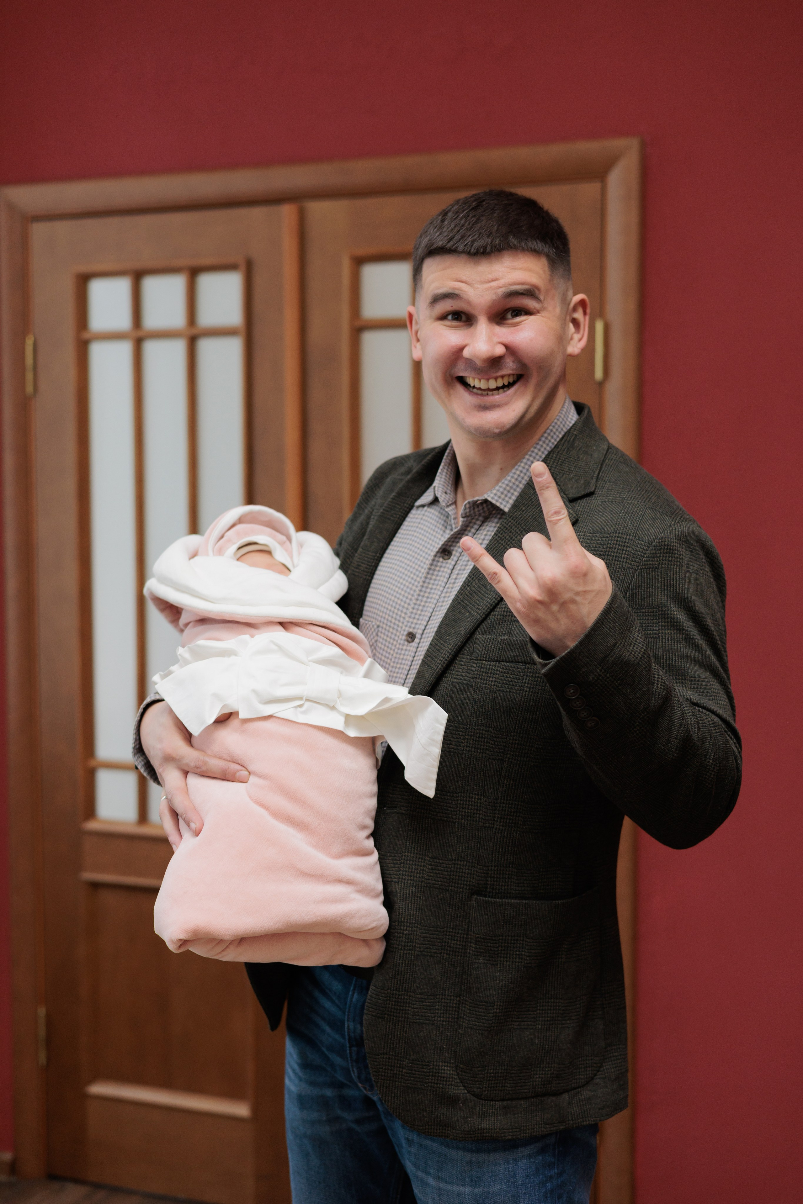 Весенняя выписка из ГПЦ 1. Фотограф на выписку из роддома в Санкт-Петербурге