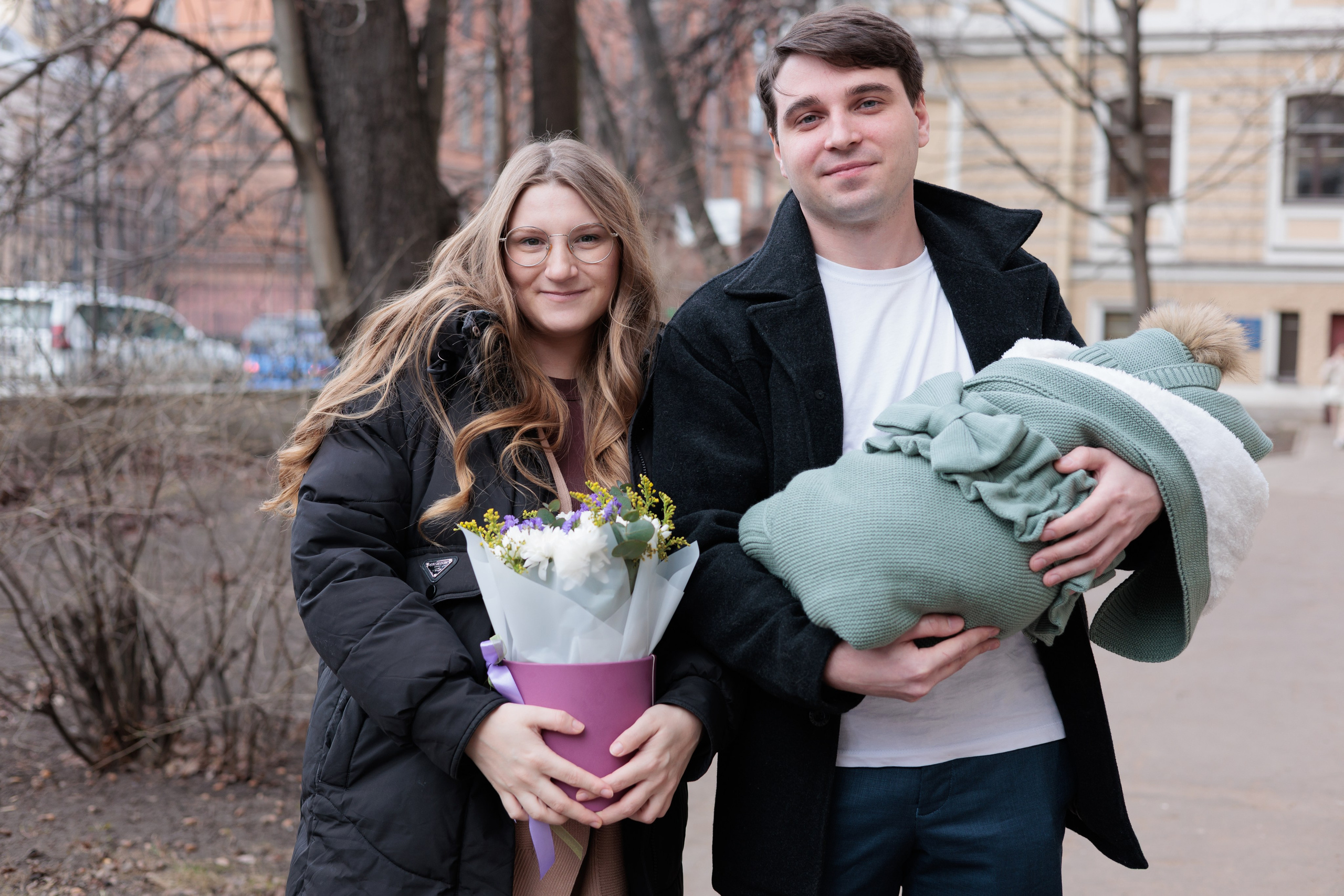 Весенняя выписка из 6 роддома. Фотограф на выписку из роддома в Санкт-Петербурге
