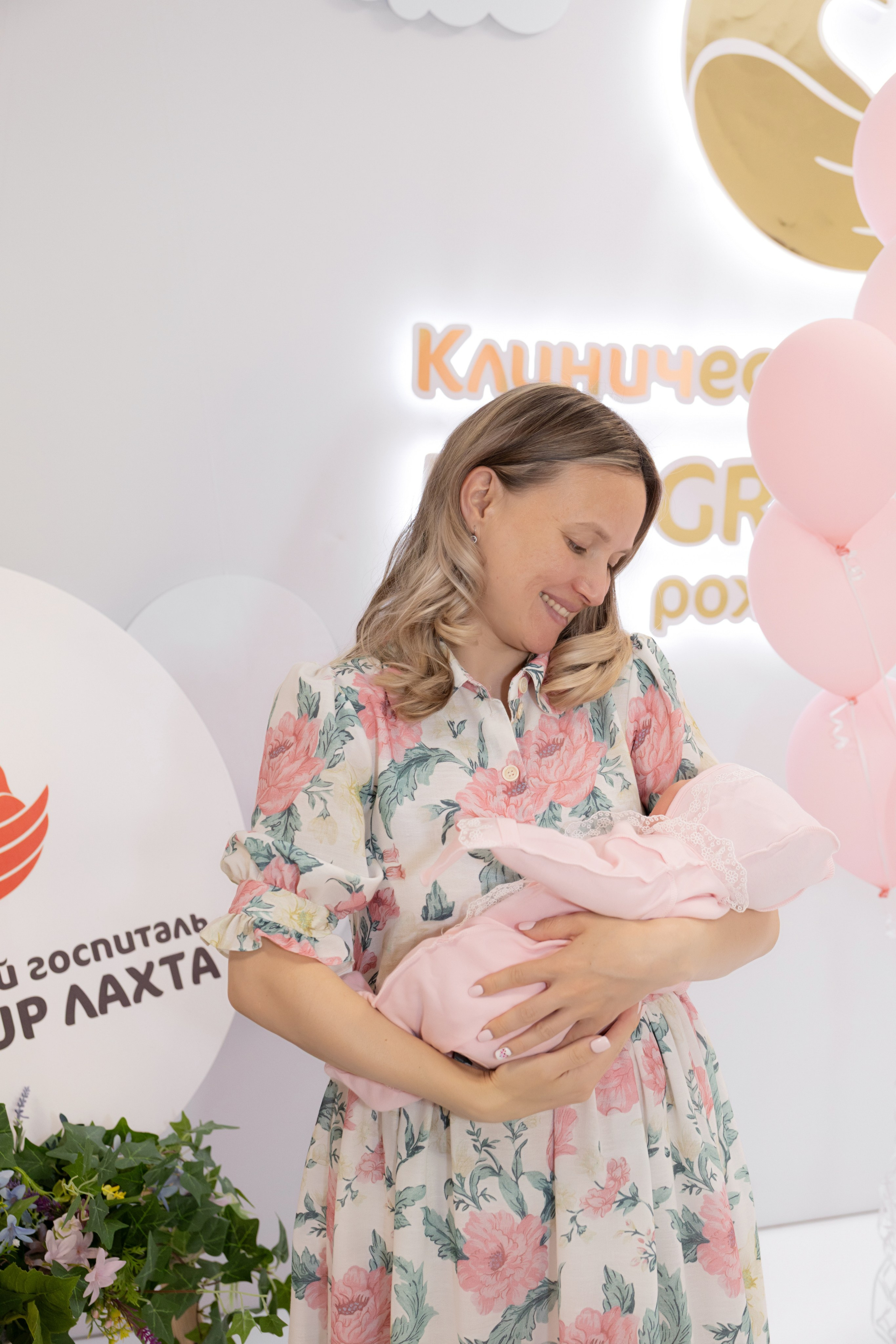 Выписка Веры с роддома Лахты. Фотограф на выписку из роддома в Санкт-Петербурге