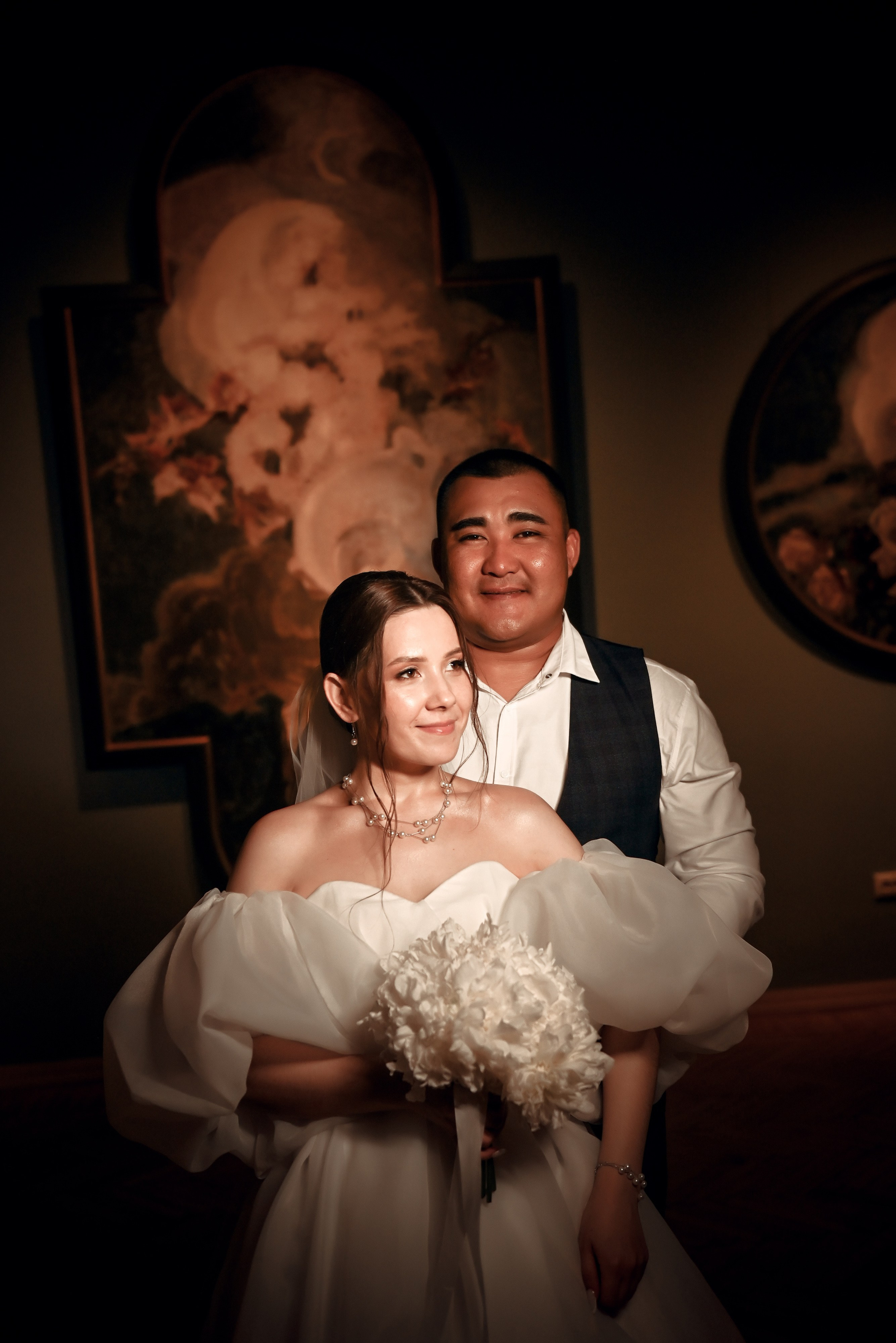 Небольшая свадебная серия в музее и прогулкой под дождем Эльмиры и Ризата. Свадебный, семейный, детский, контент фотограф в Омске Максим Ильин