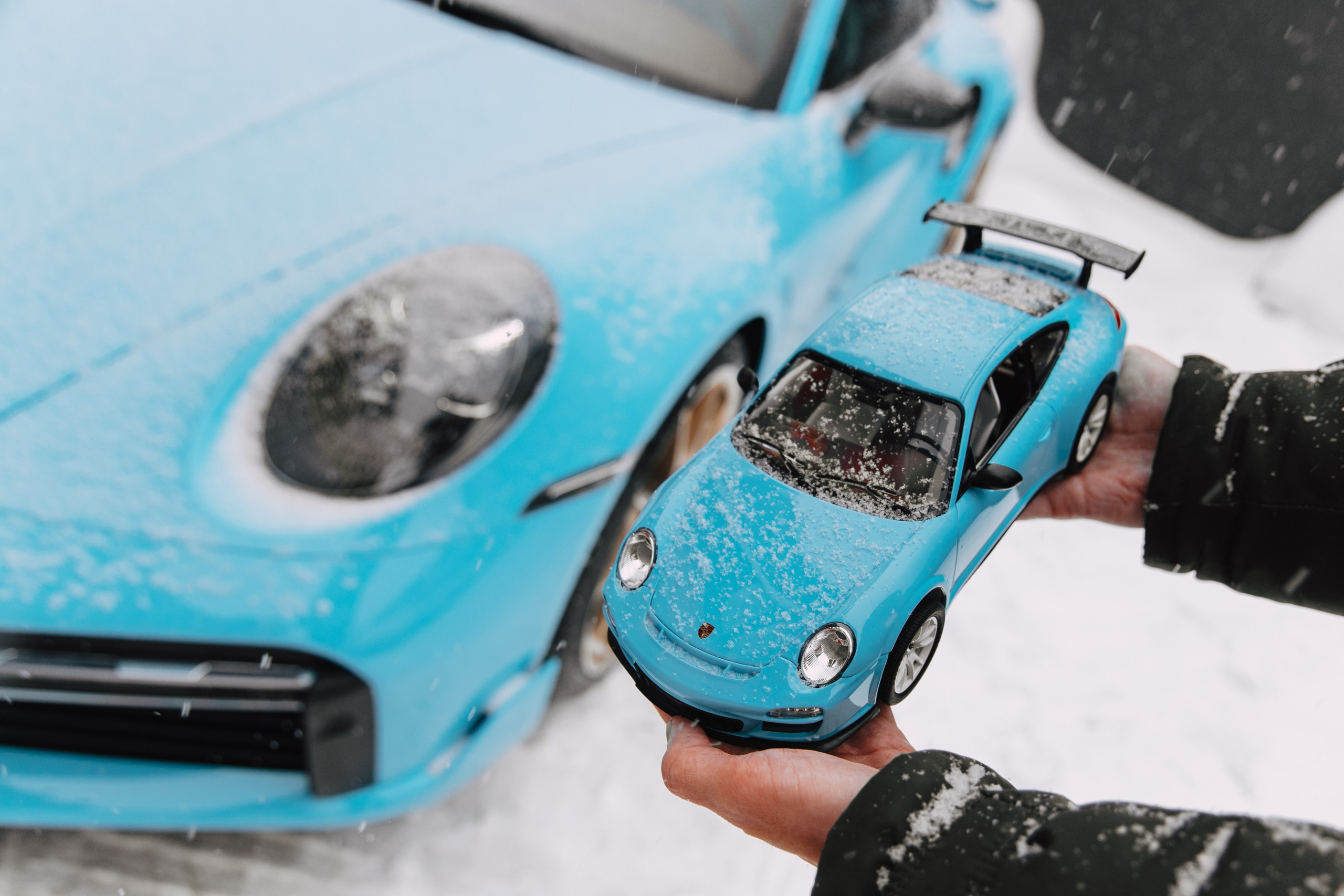 Porsche 911 оклейка в голубой полиуритан с проемами. DeLorein