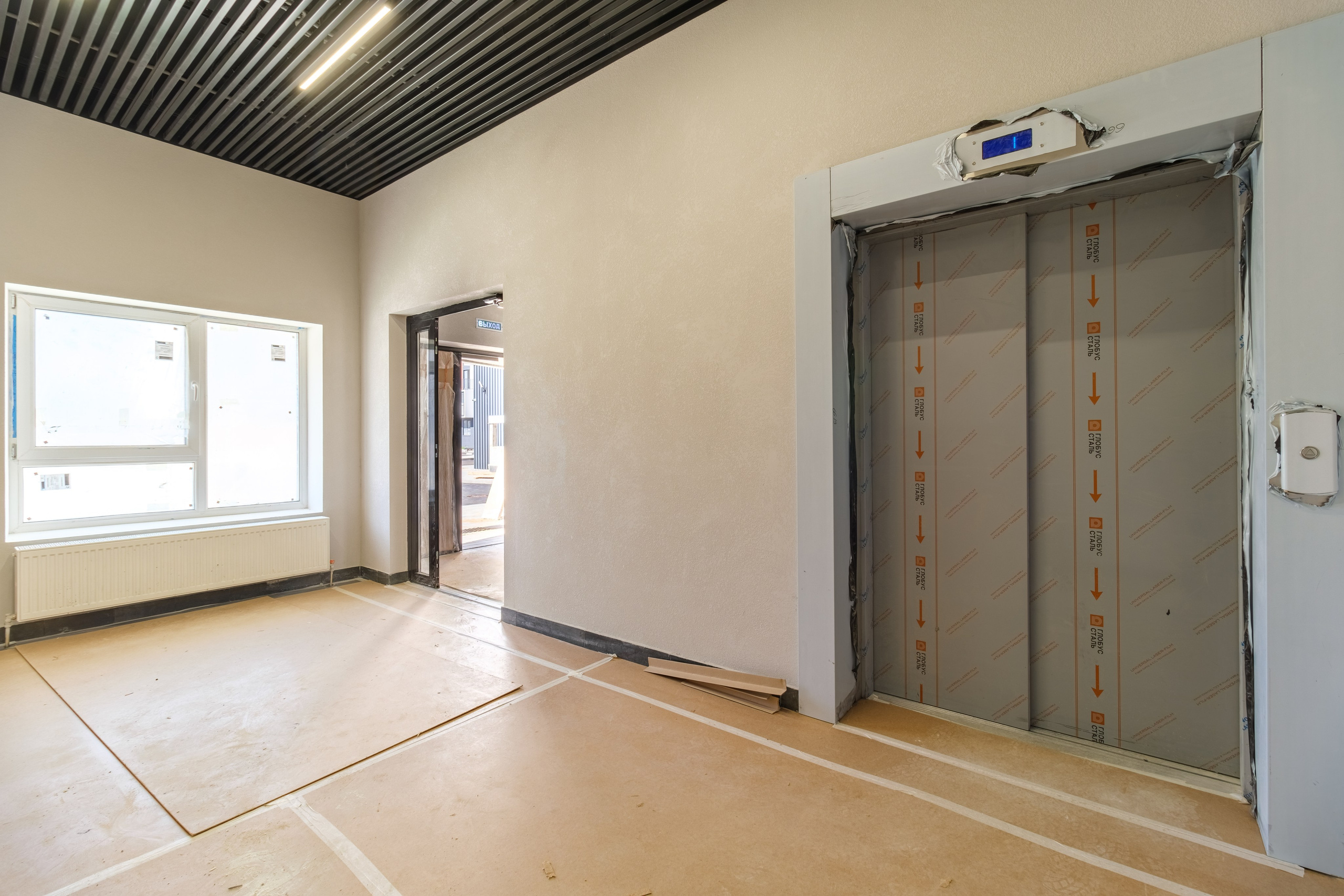 Подъезд жилого комплекса, на переднем плане виден лифт.