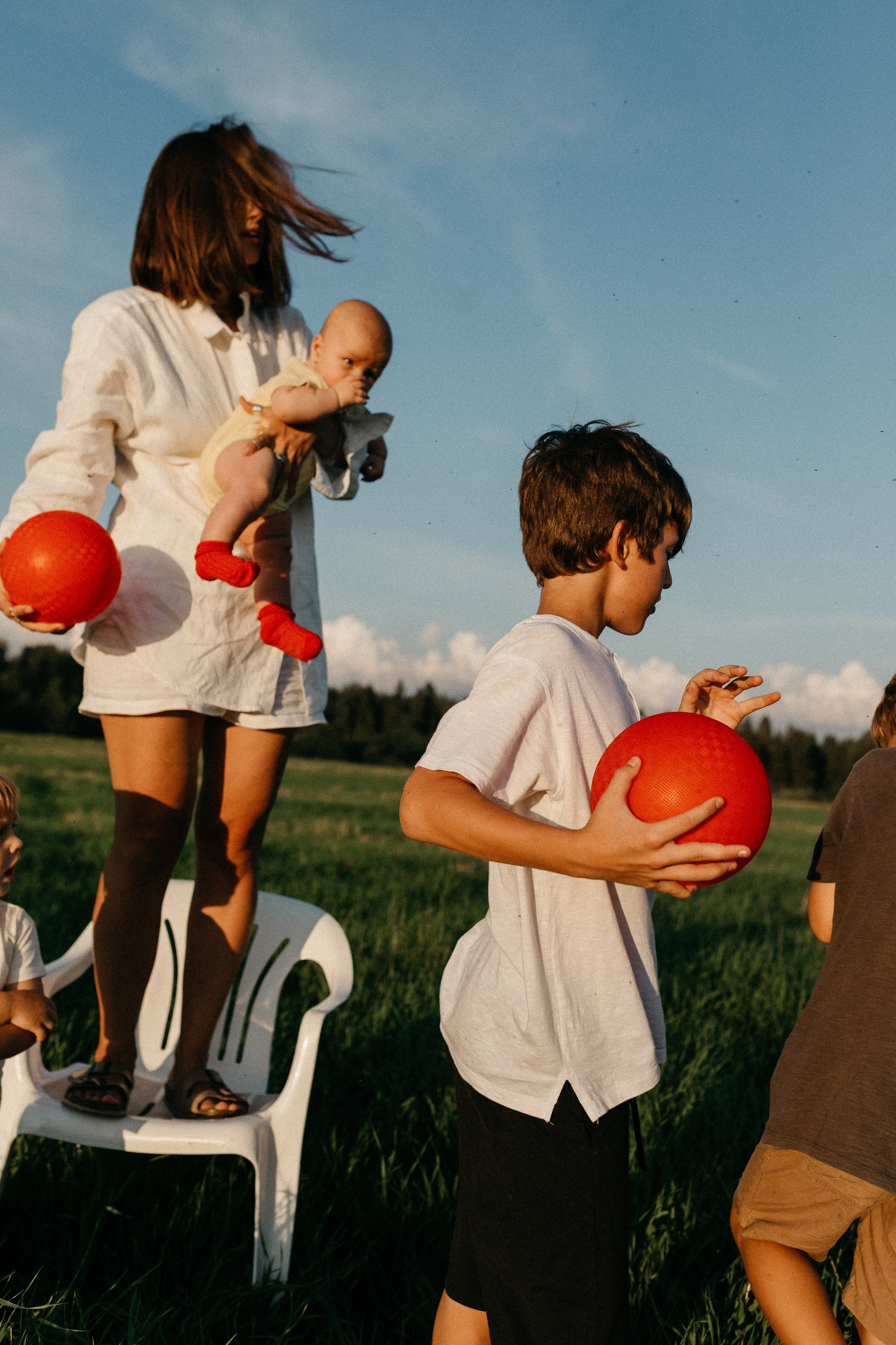 Фотосессия с красными мячами. Семейный фотограф Маша Тимофеева | Москва