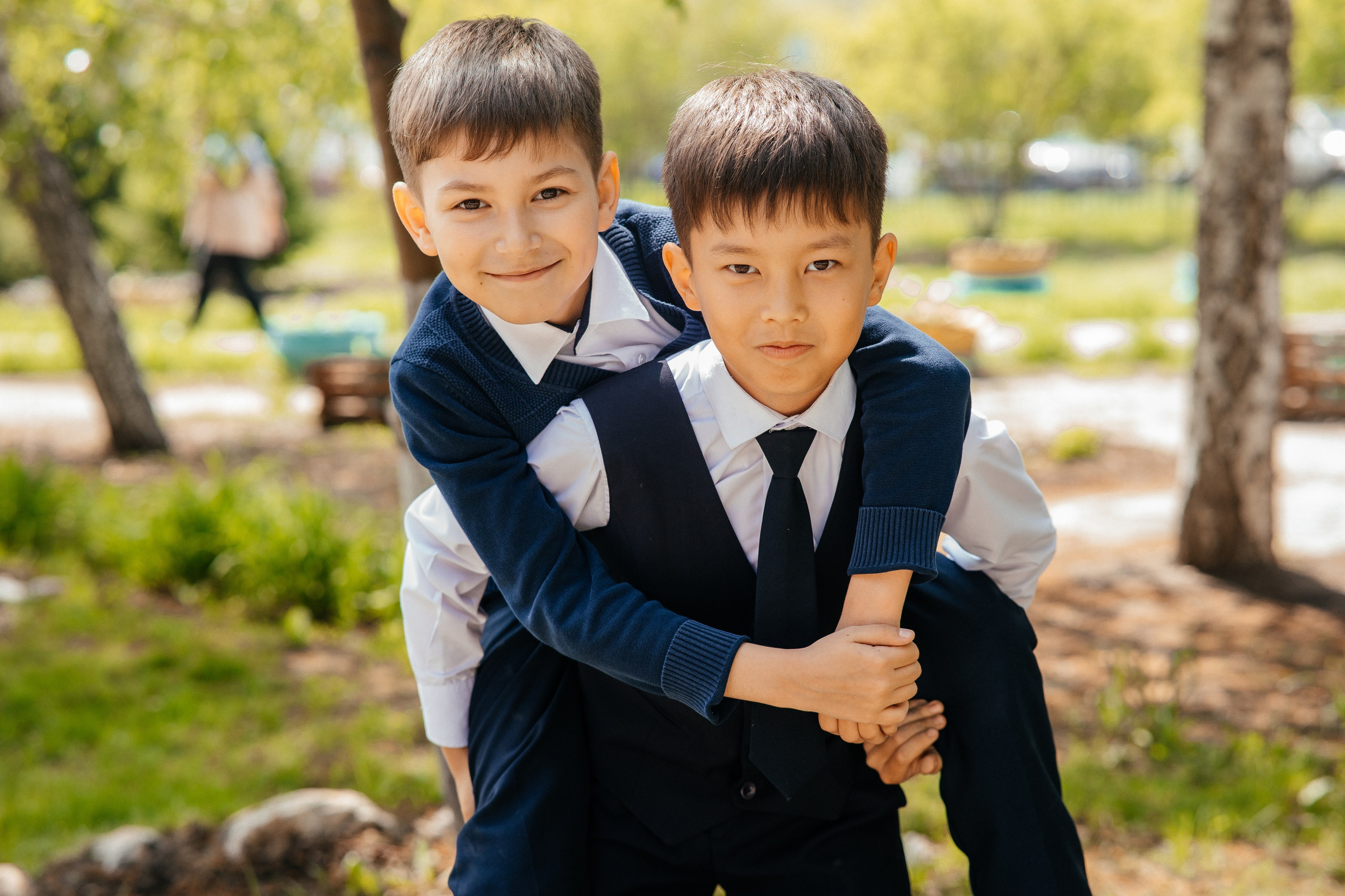 Выпускники Восточно Казахстанской Области на фото съемке выпускного альбома на природе