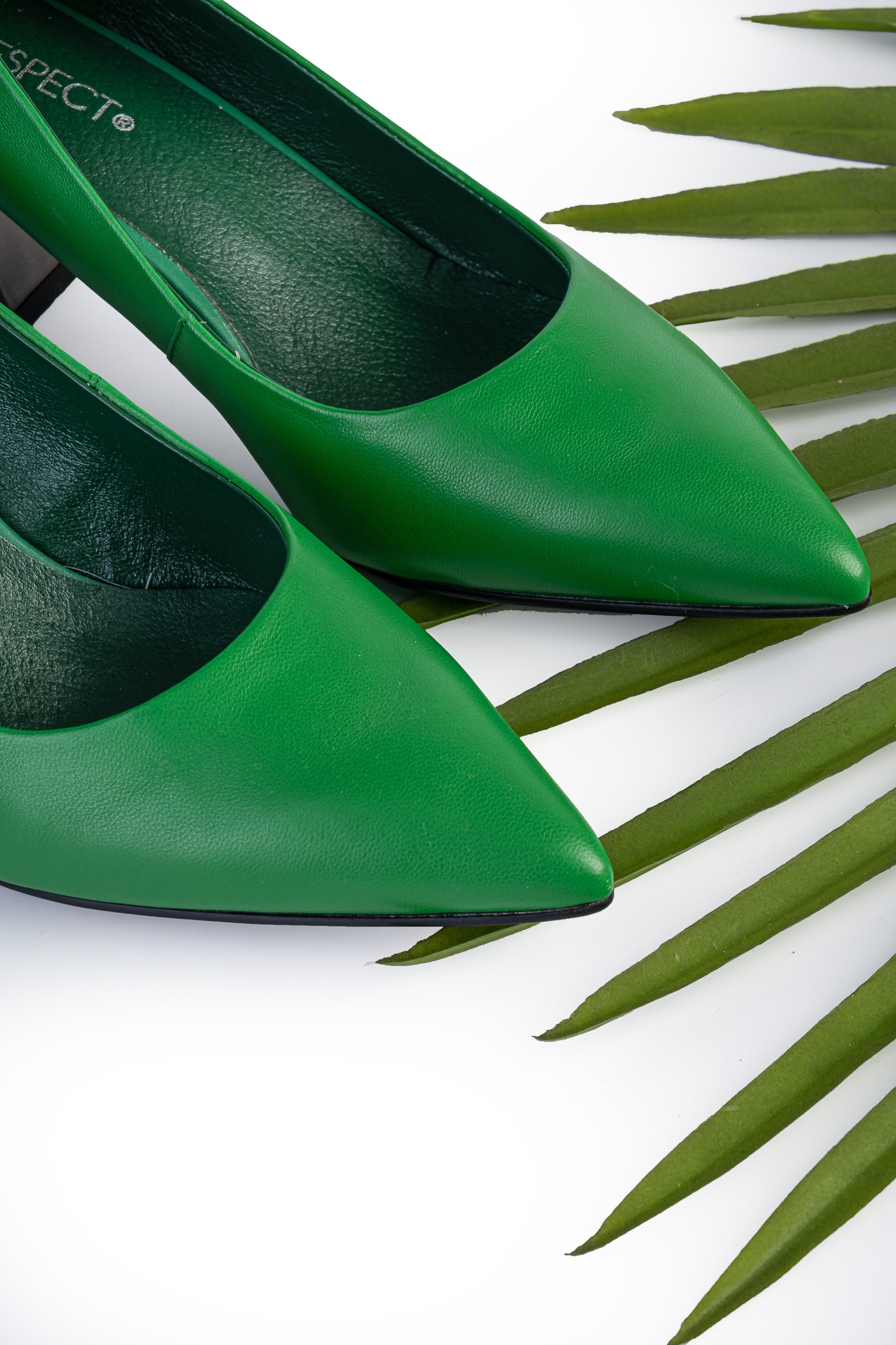 Предметная съёмка для маркетплейсов обуви. Предметный фотограф в Симферополе Антон Катунин