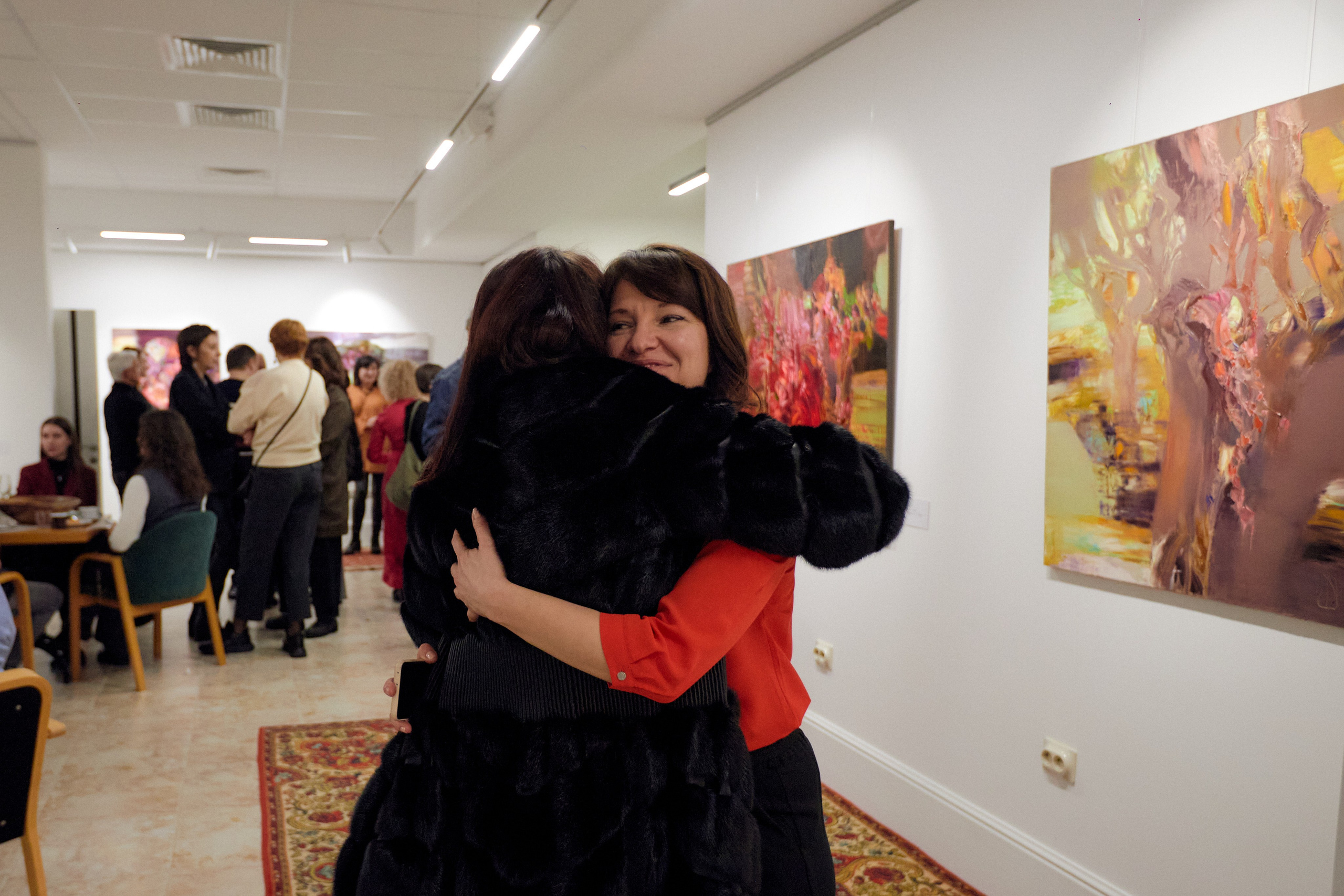 Открытие выставки краснодарской художницы Ларисы Блохиной. Фотограф Юлия Маринина