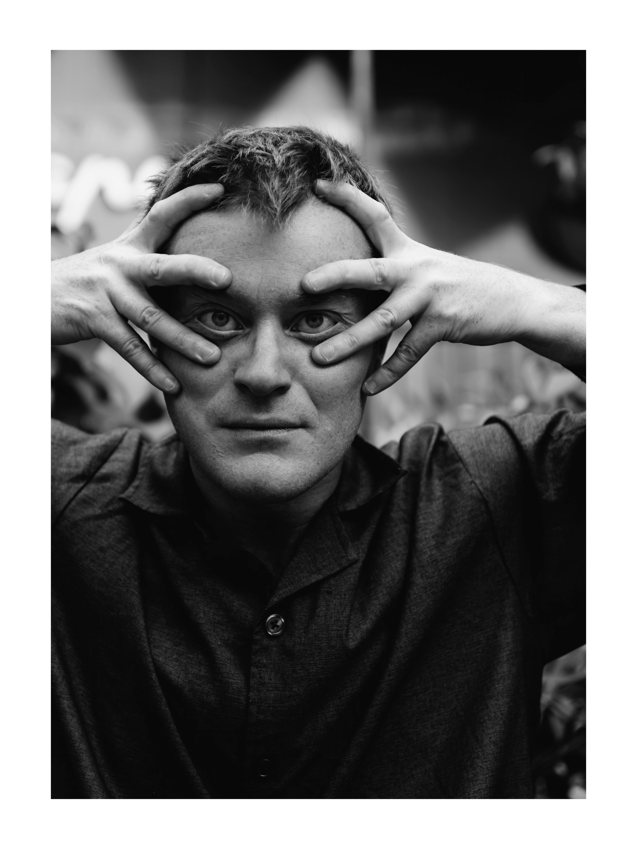 мужчина трогает пальцами свое лицо