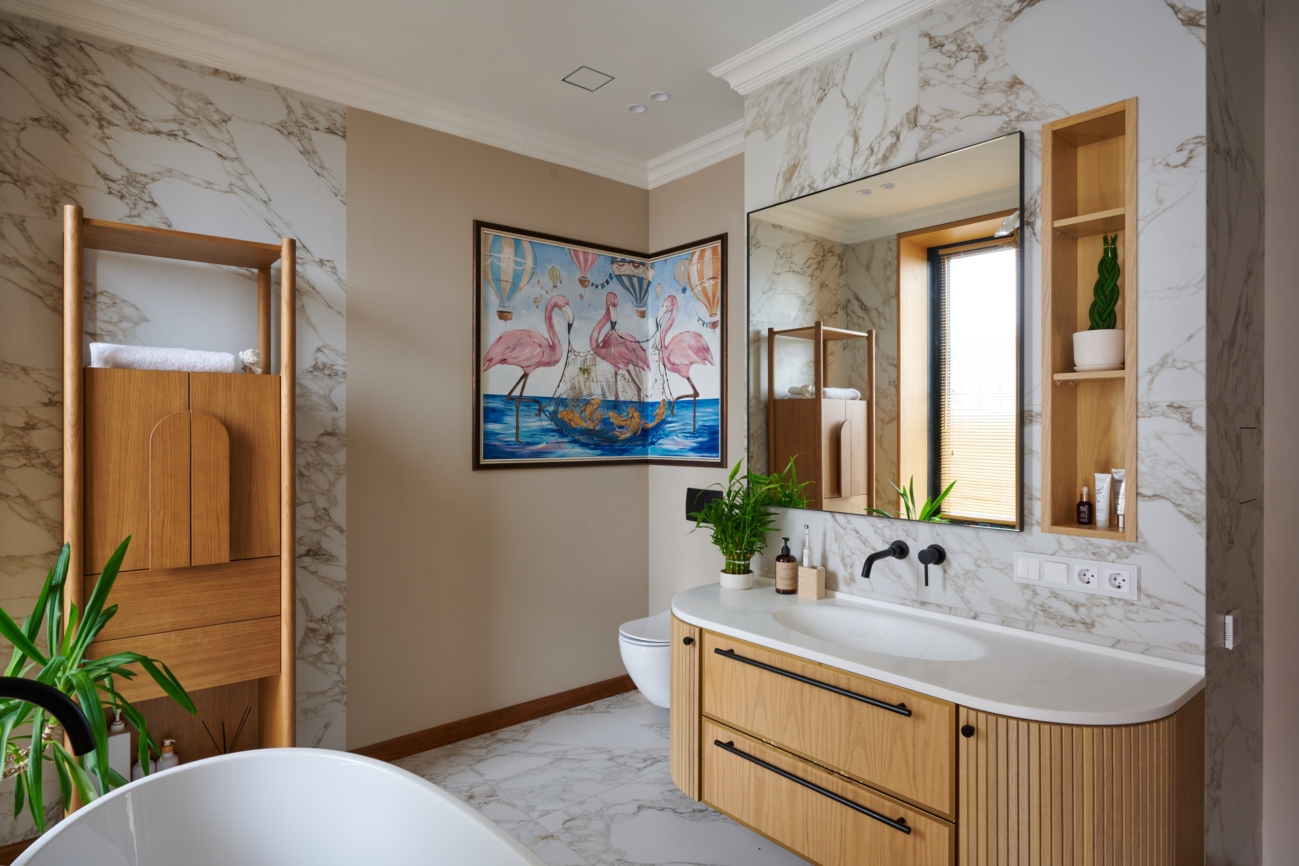 Ванная с двойной раковиной, мраморные стены и зеркало