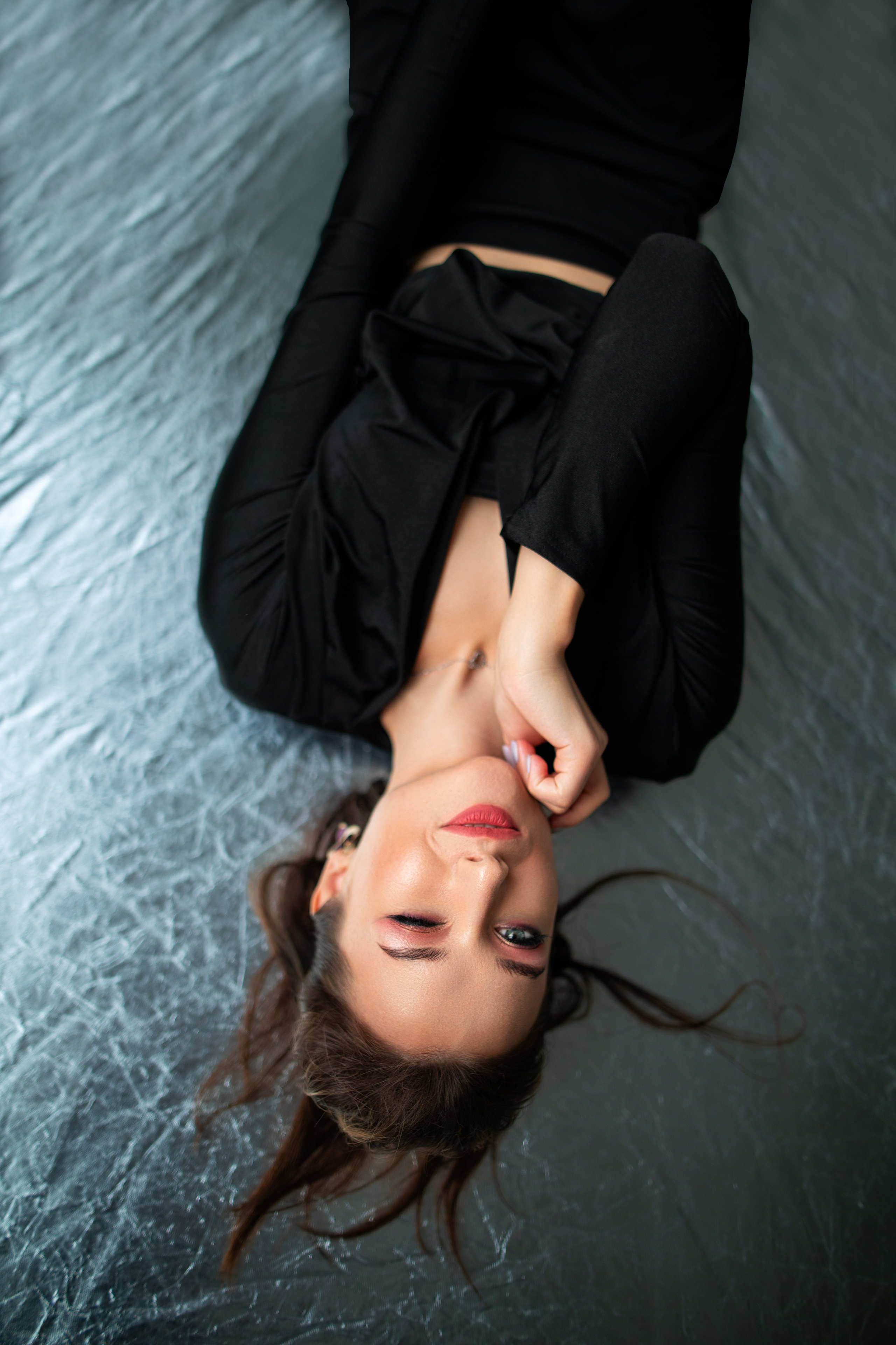 Студийный фотосет с Анастасией в минимальном интерьере в формате для «себя»