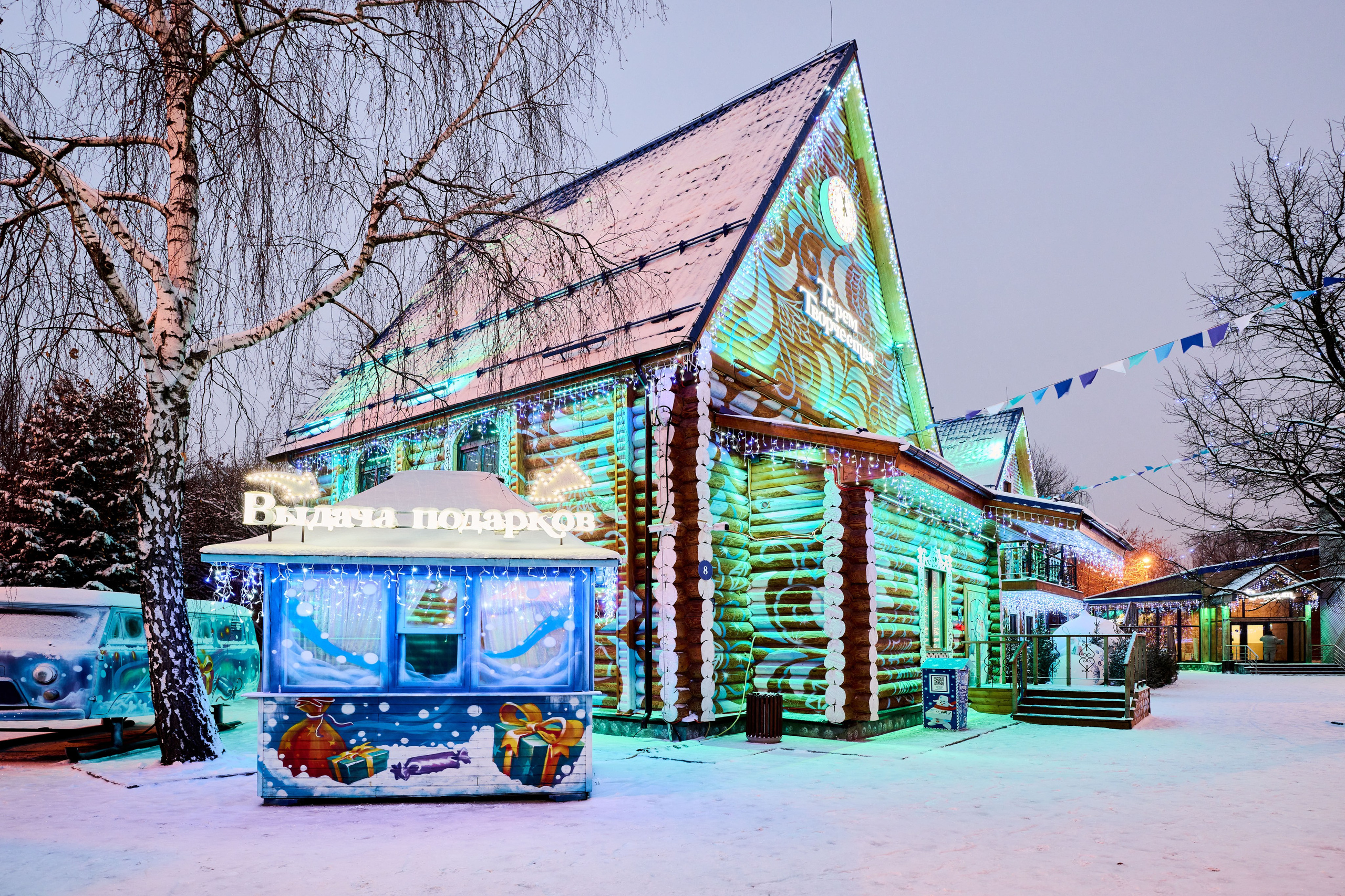 Терема Усадьбы Деда Мороза вечером. Никита Хохловский фото и видео продакшн