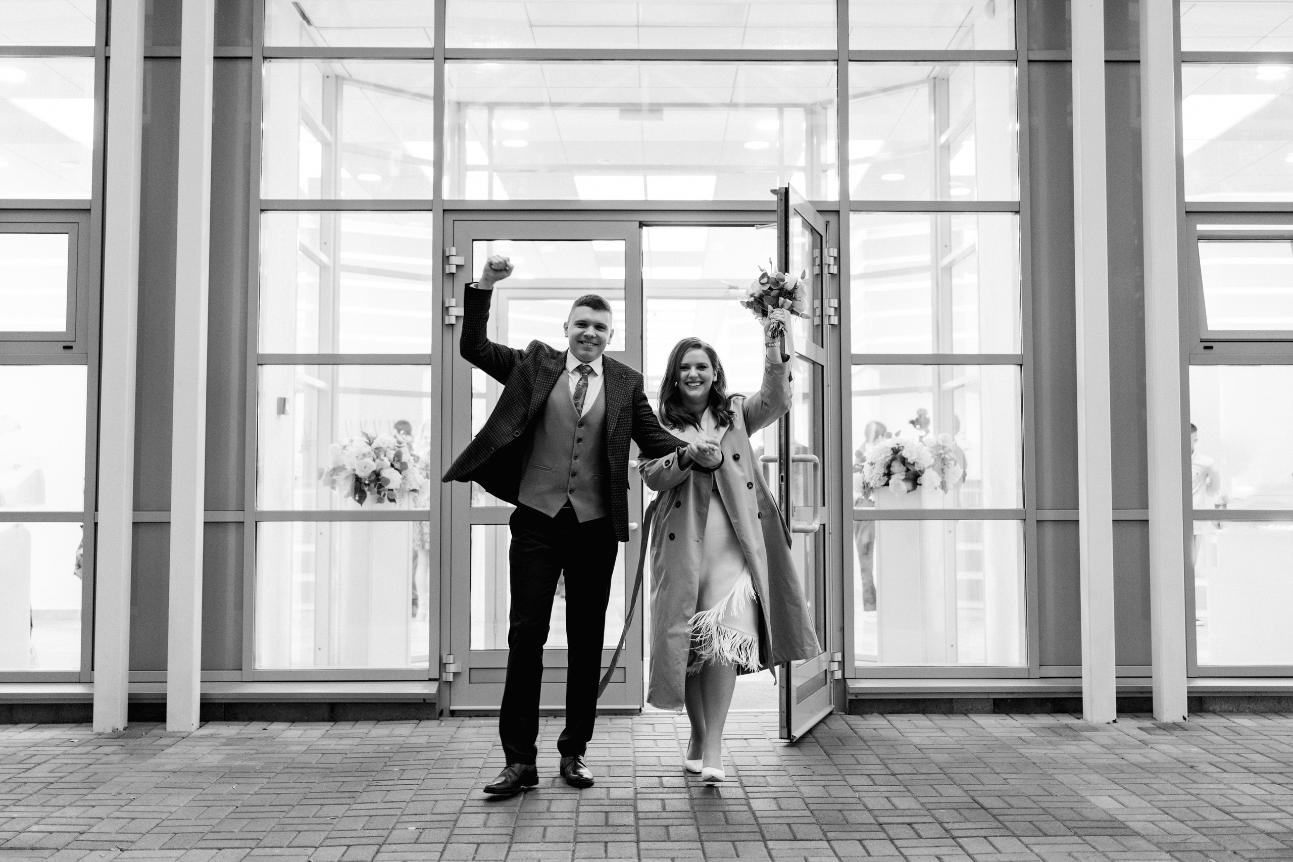 Жених и Невеста выходят из загса города Домодедово