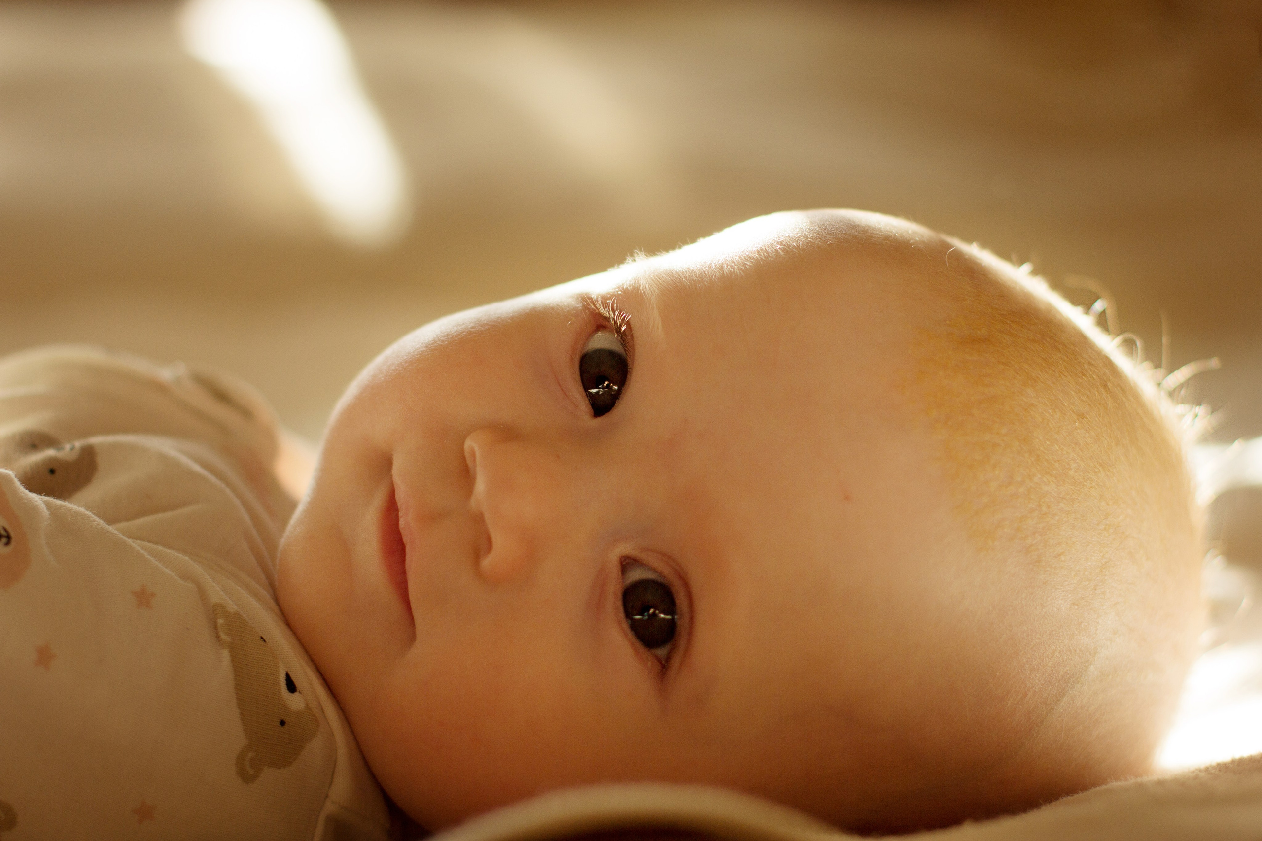 Портрет  девочки младенца в лучах солнца крупным планом