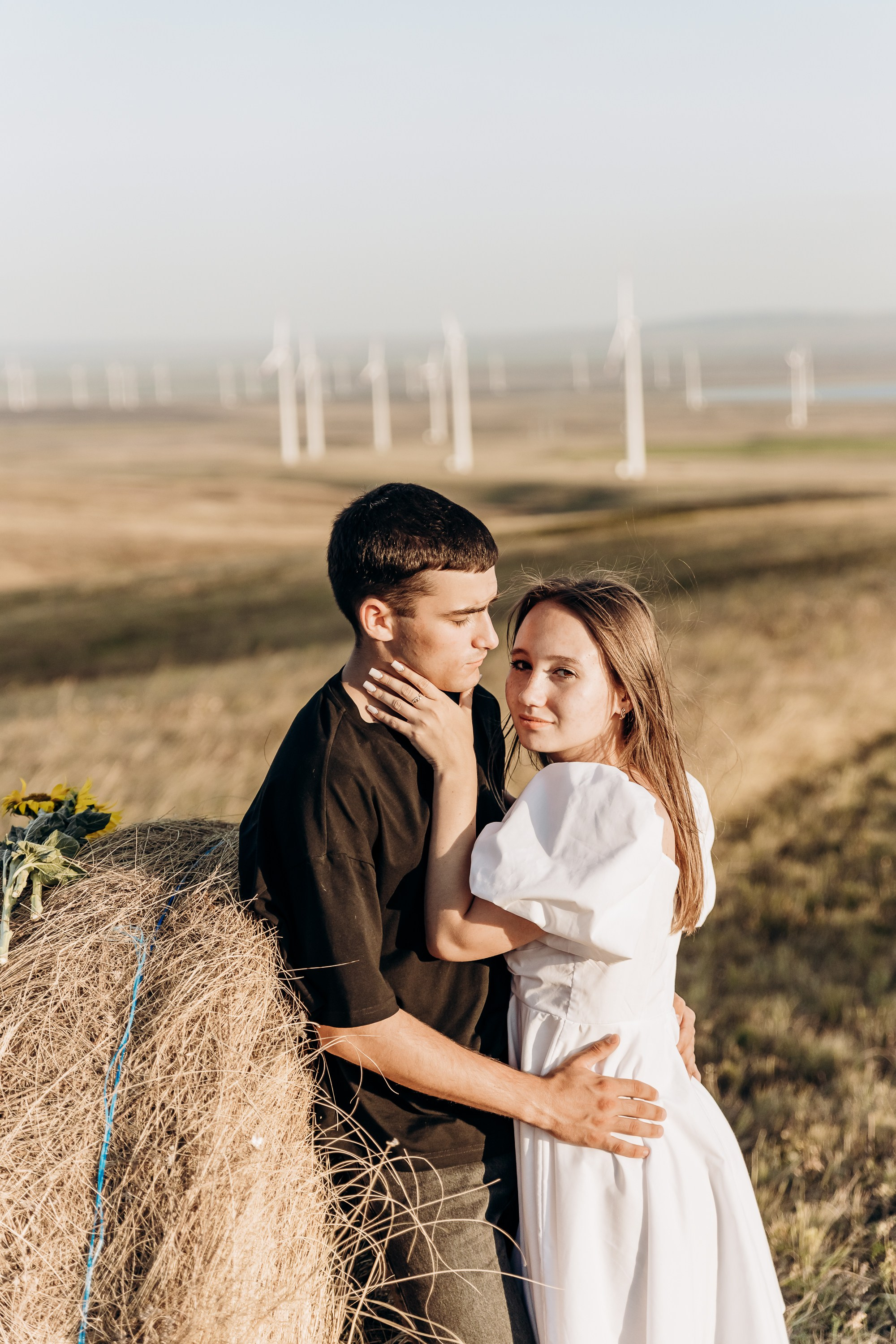Романтическая фотосессия пары в цветущем саду весной