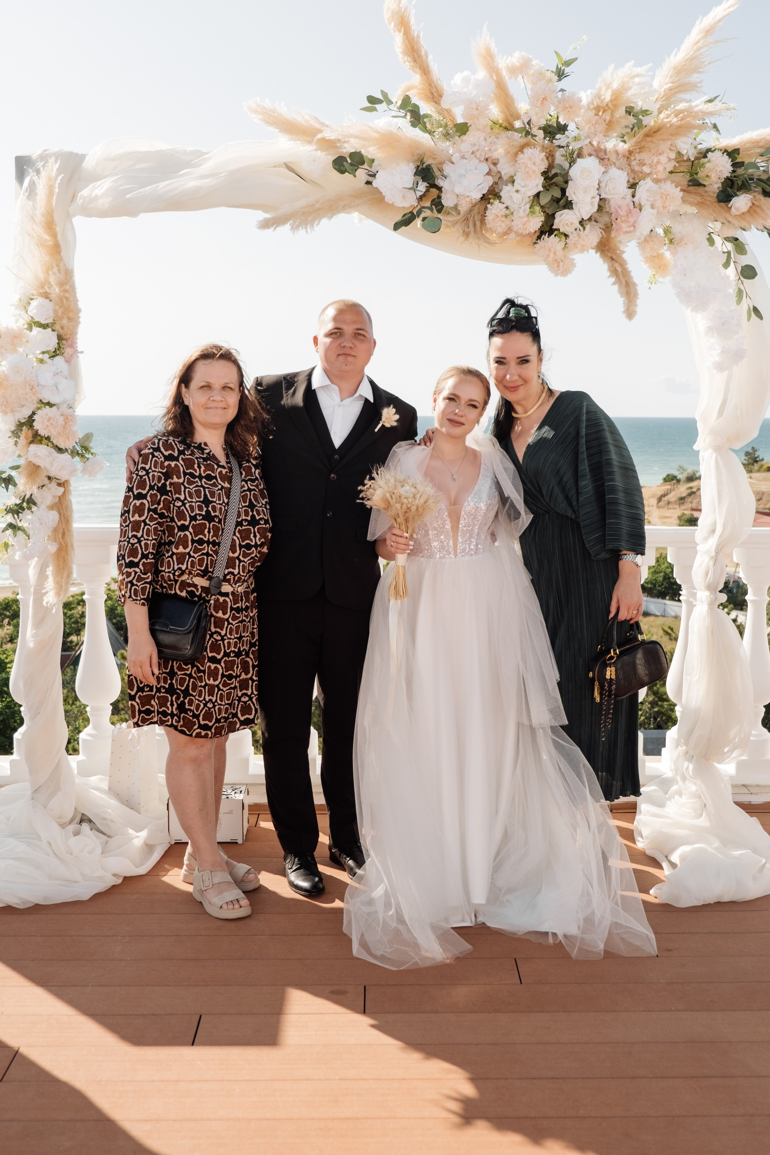 Свадебный ретопртаж. Профессиональная фотосъемка в Крыму. Натуральные эмоции и живые кадры. Забронируйте дату прямо сейчас!