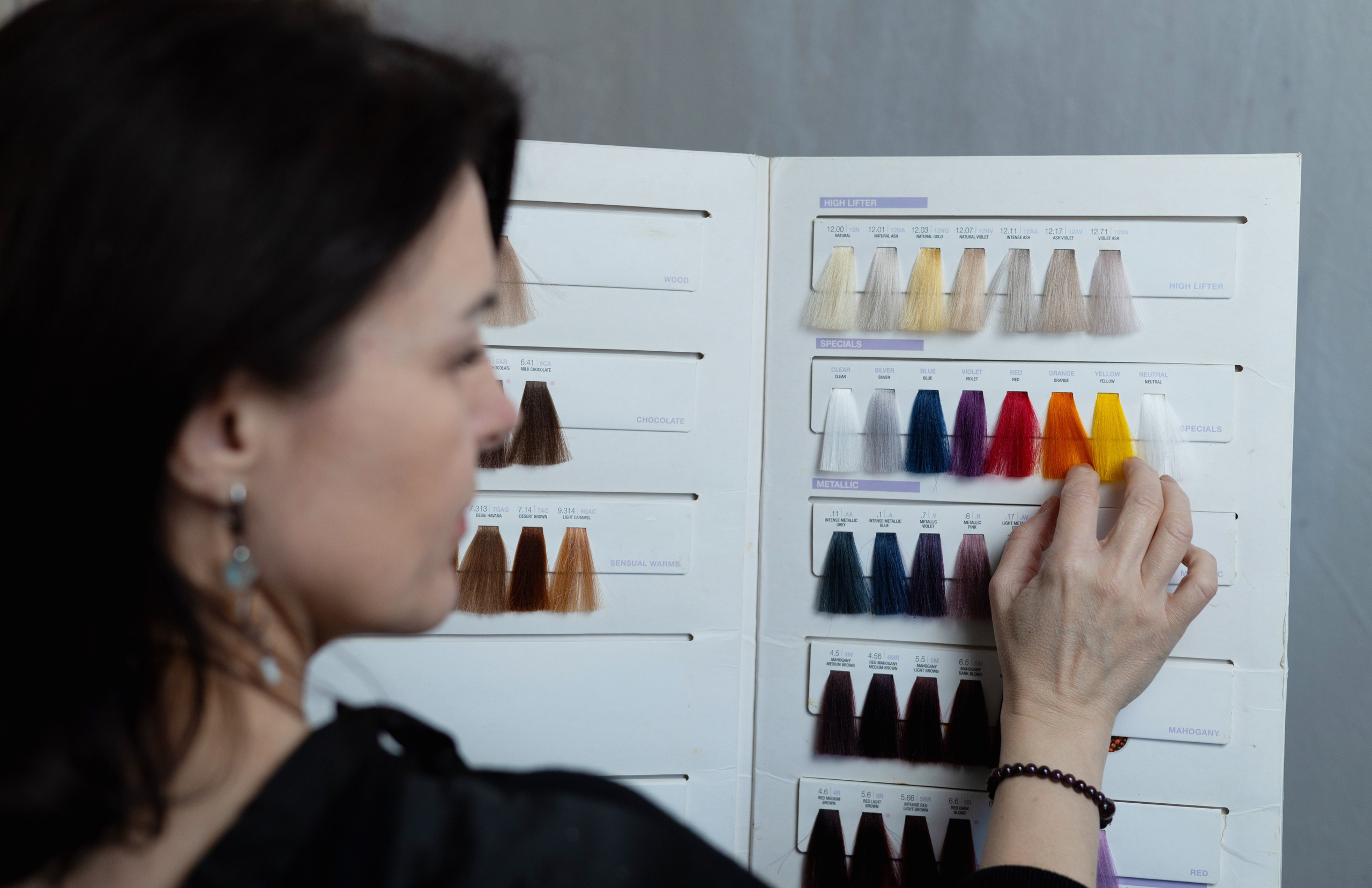 бизнес фотосессия девушка держит в руках папку с пробниками красок для волос