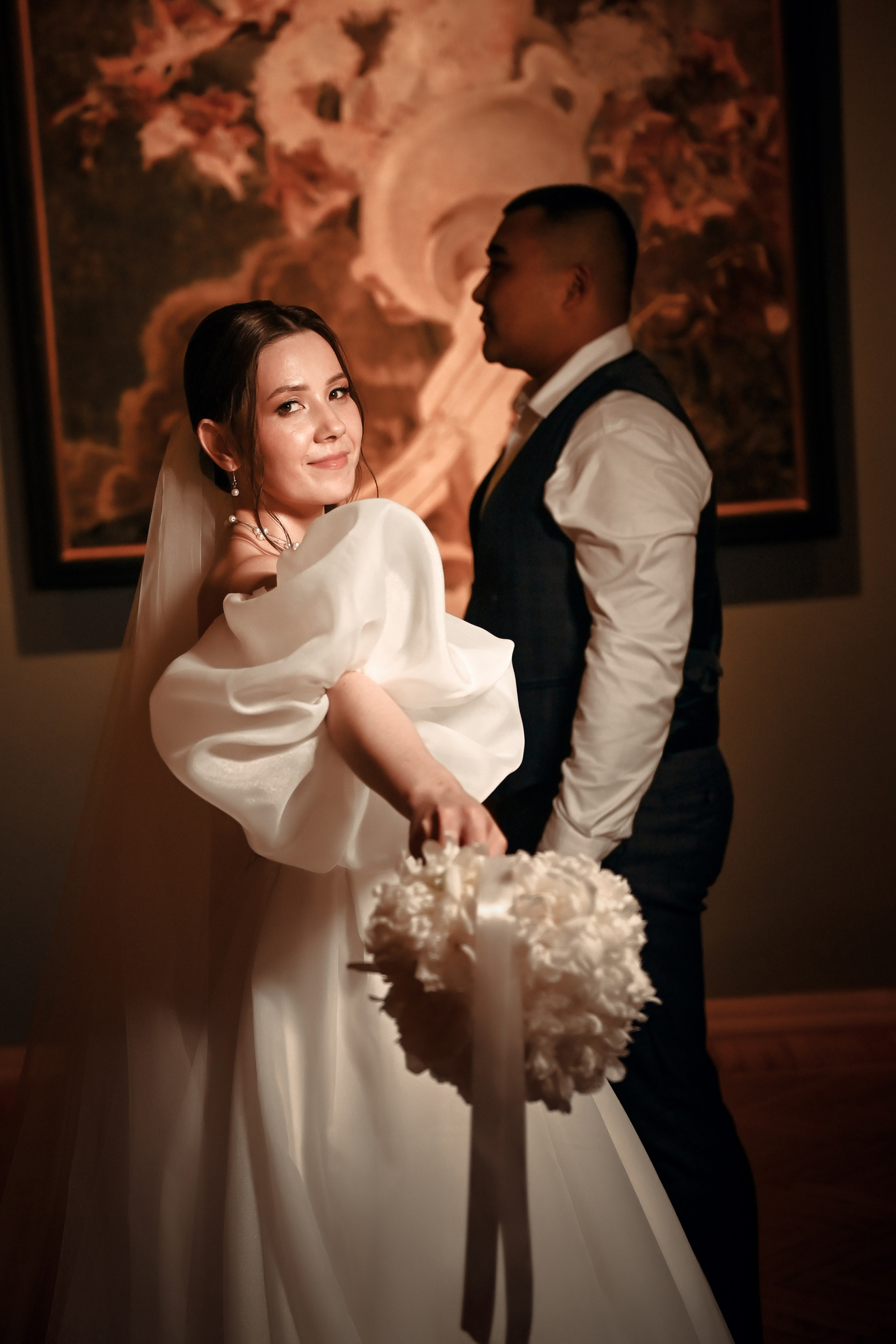 Небольшая свадебная серия в музее и прогулкой под дождем Эльмиры и Ризата. Свадебный, семейный, детский, контент фотограф в Омске Максим Ильин