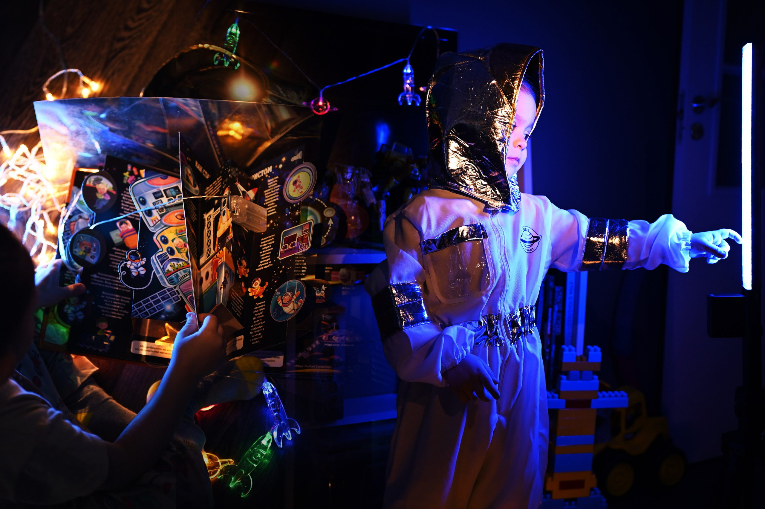 Детская на День космонавтики (домашняя). Свадебный, семейный, детский, контент фотограф в Омске Максим Ильин