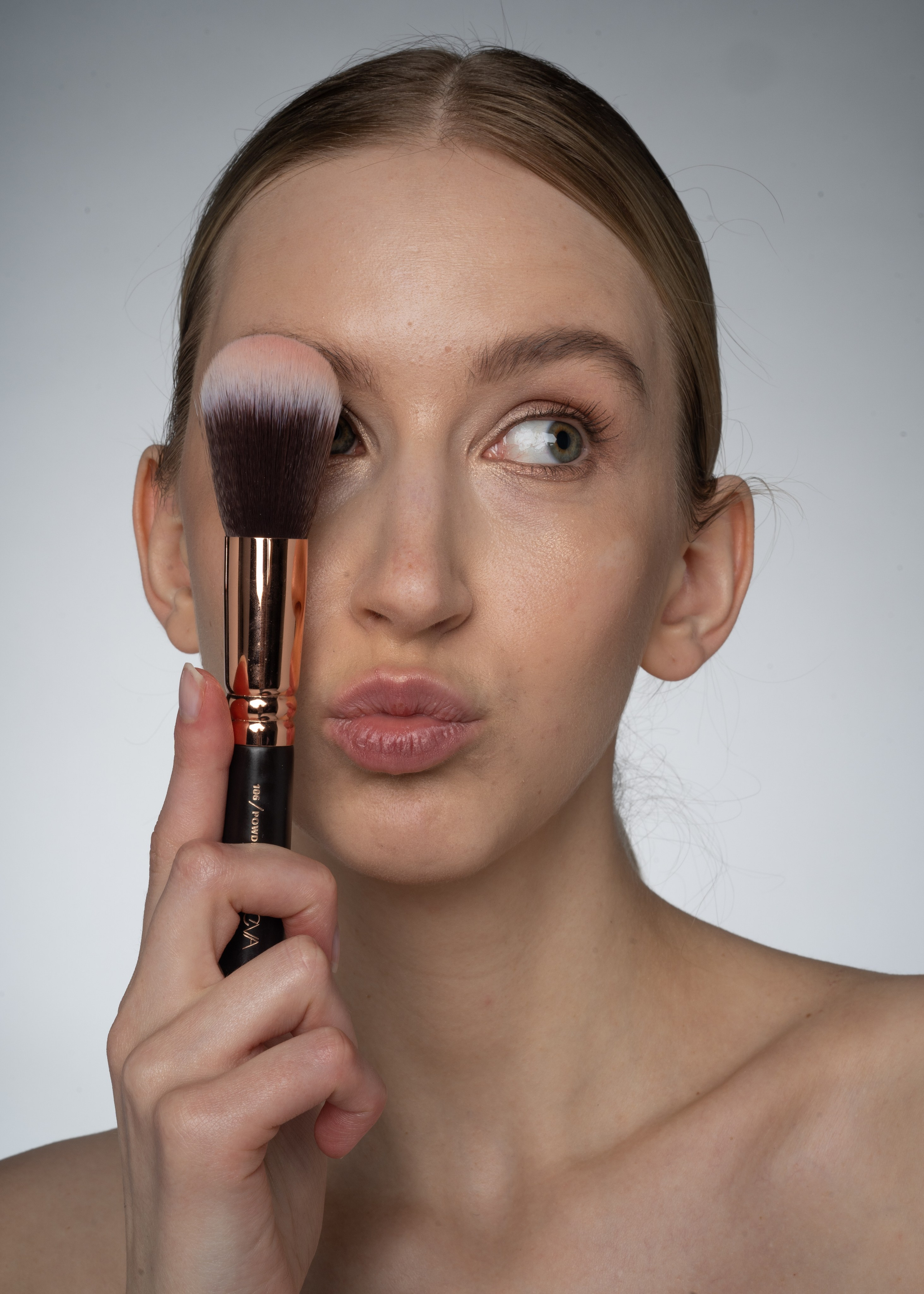 BEFORE / AFTER. RETOUCHER / Beauty / Product / Fashion / Commercial