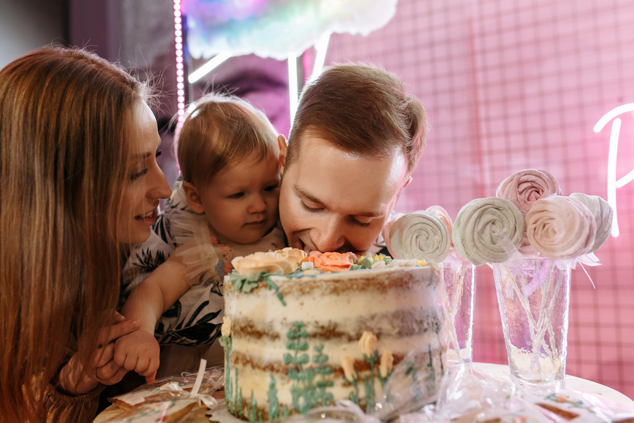 Семейная фотосъёмка первого дня рождения принцессы Лии. ТВИНС СТУДИО — лучшие свадебные фотографы и видеографы в Краснодаре