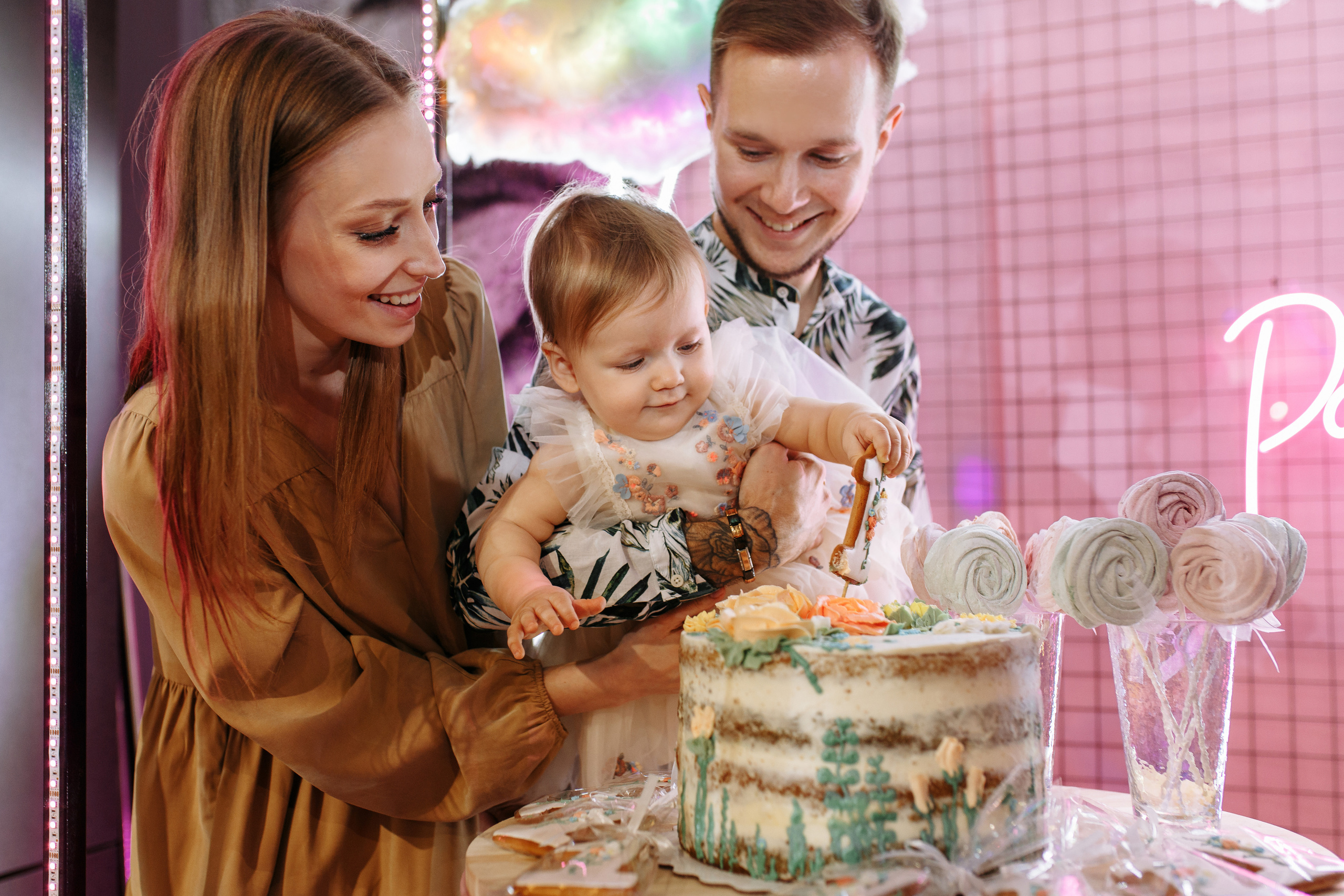 Семейная фотосъёмка первого дня рождения принцессы Лии. ТВИНС СТУДИО — лучшие свадебные фотографы и видеографы в Краснодаре