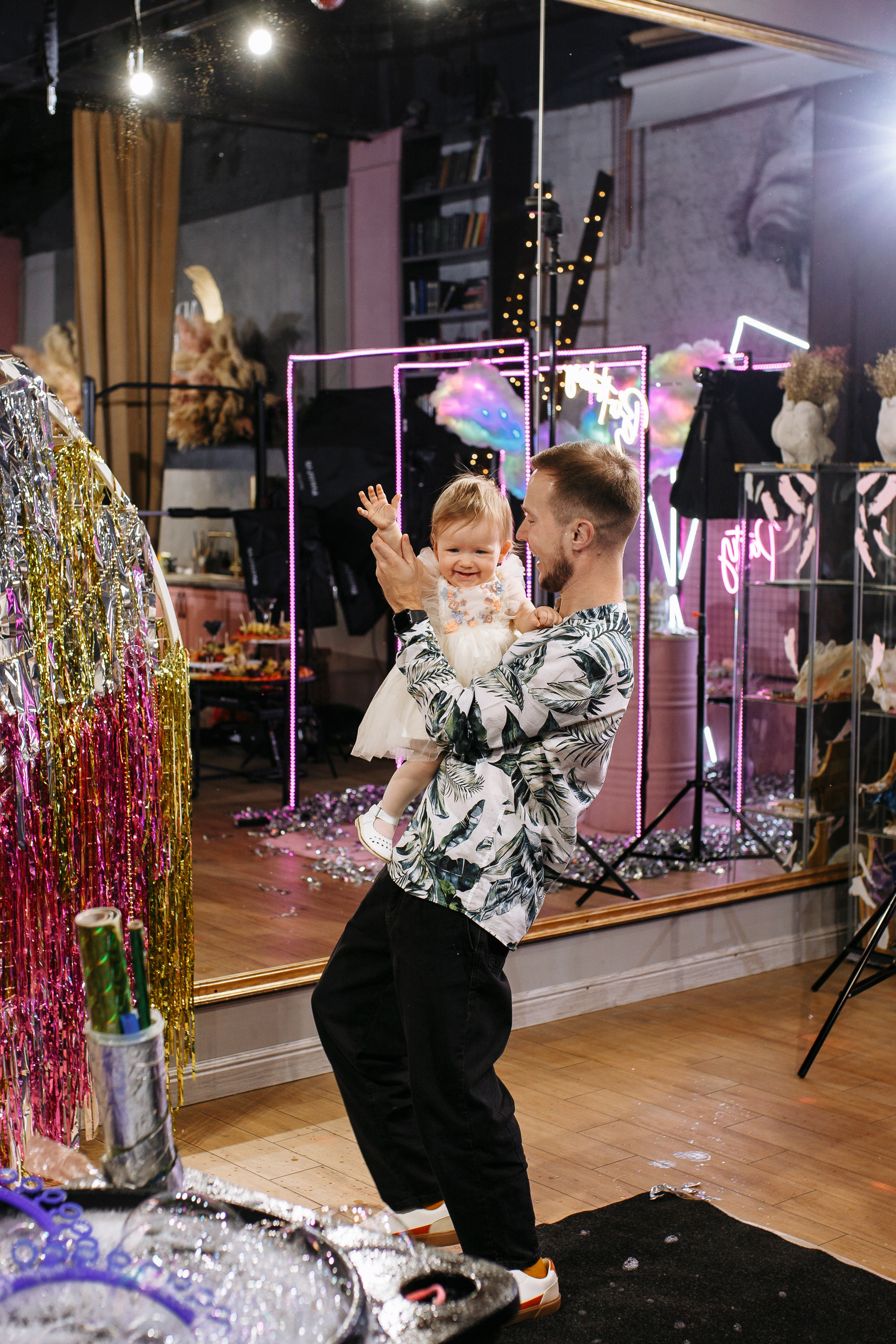 Семейная фотосъёмка первого дня рождения принцессы Лии. ТВИНС СТУДИО — лучшие свадебные фотографы и видеографы в Краснодаре